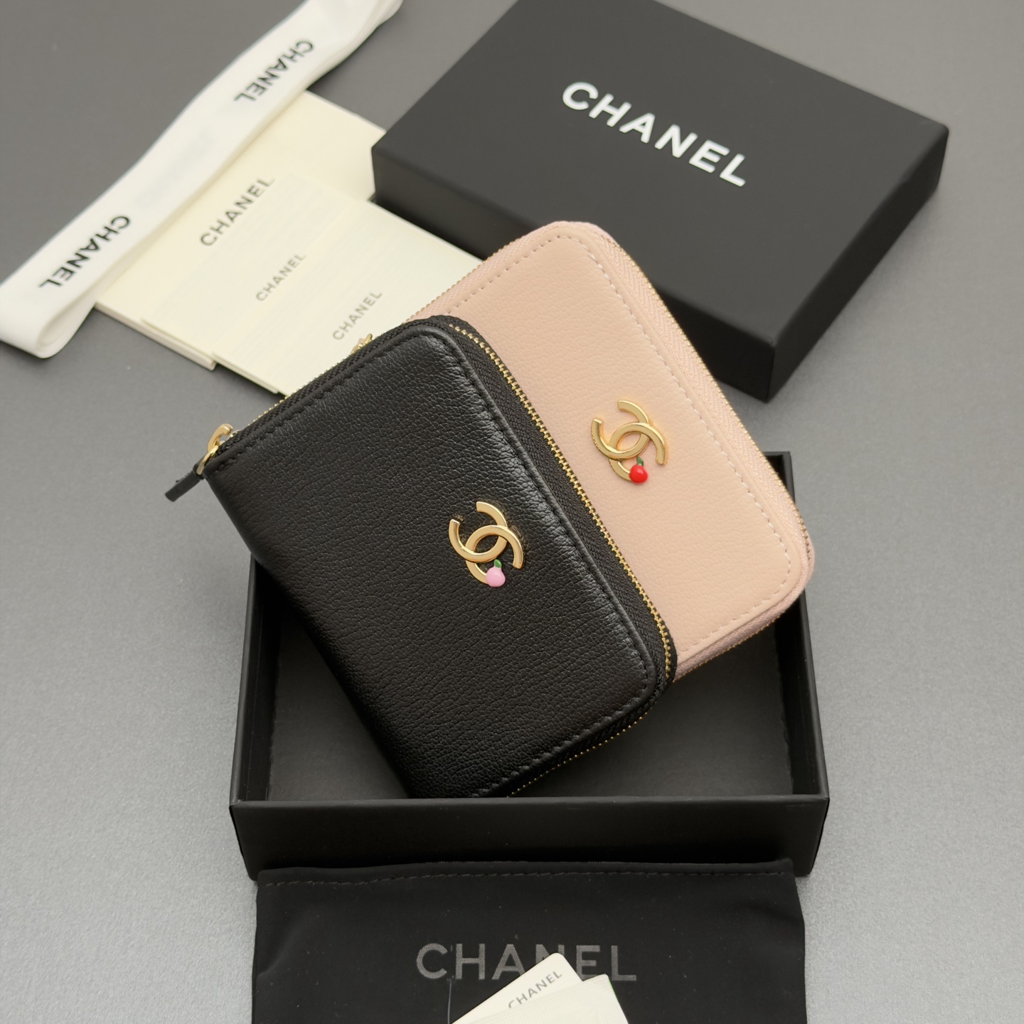[Chanel] 샤넬 메탈 로고 지퍼 카드 지갑