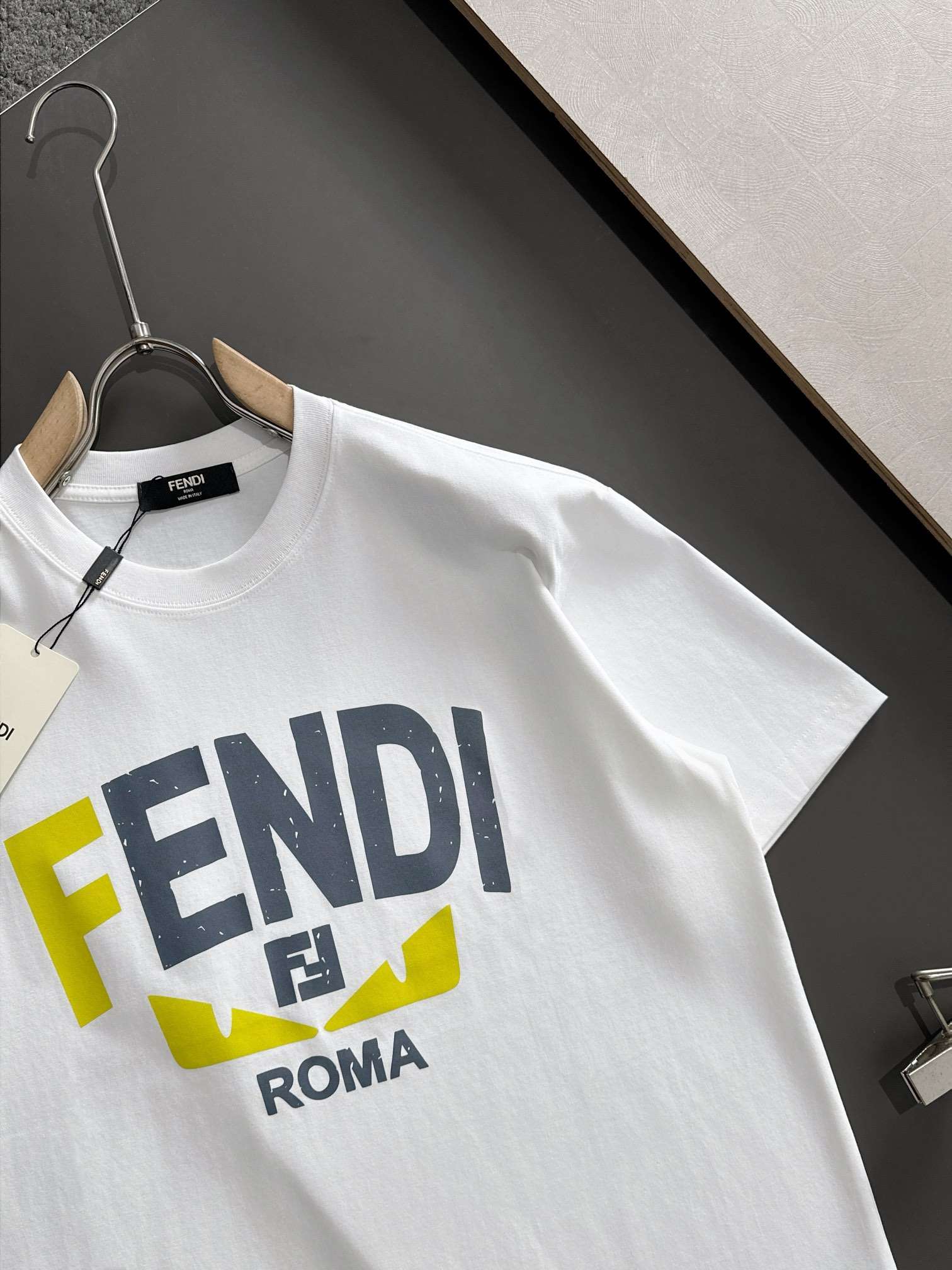 펜디(FENDI) 로고 그래픽 프린트 반팔 티셔츠 상의 의류