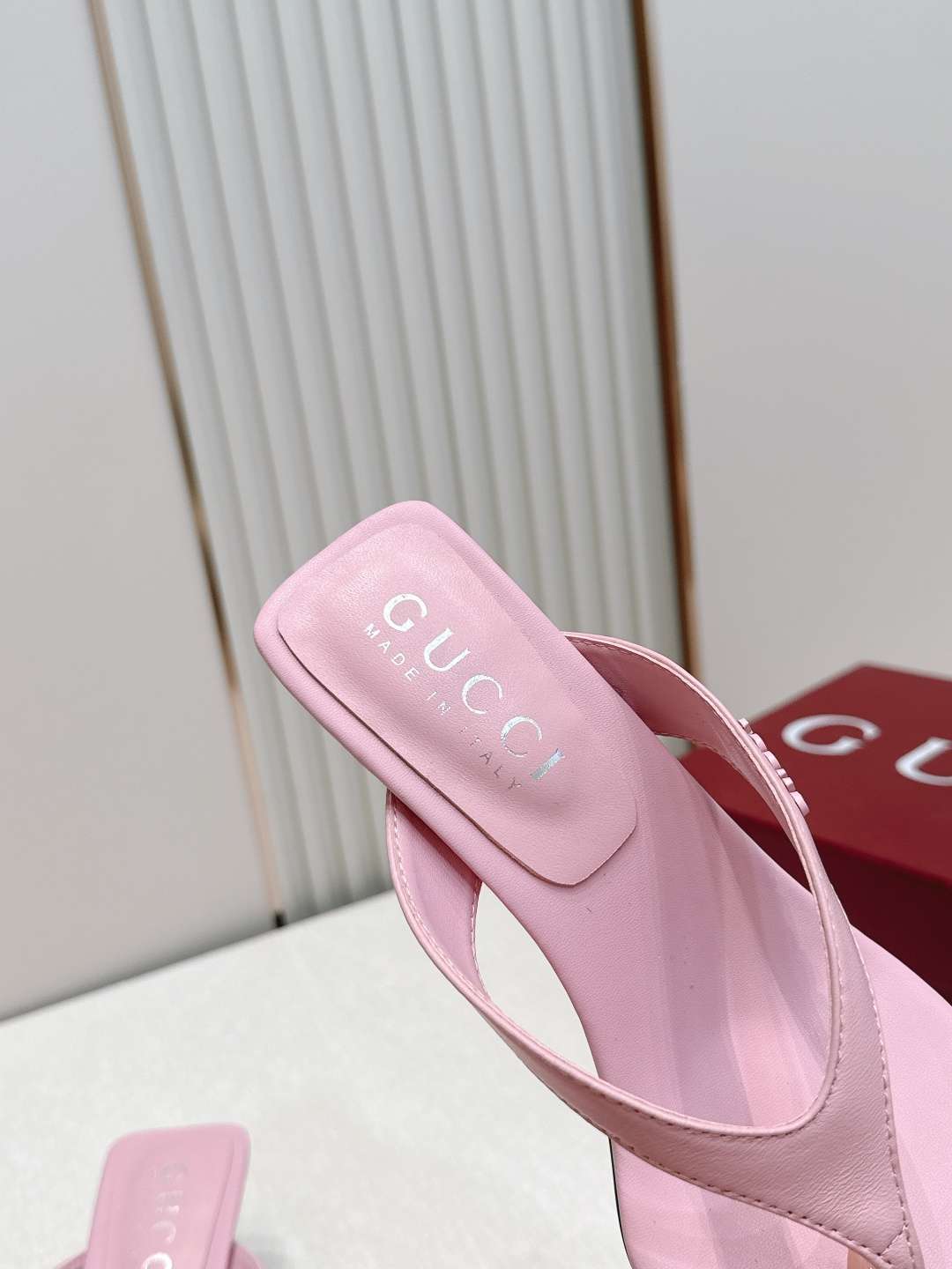 구찌(GUCCI) 모노그램 토포스트 미들힐 신발