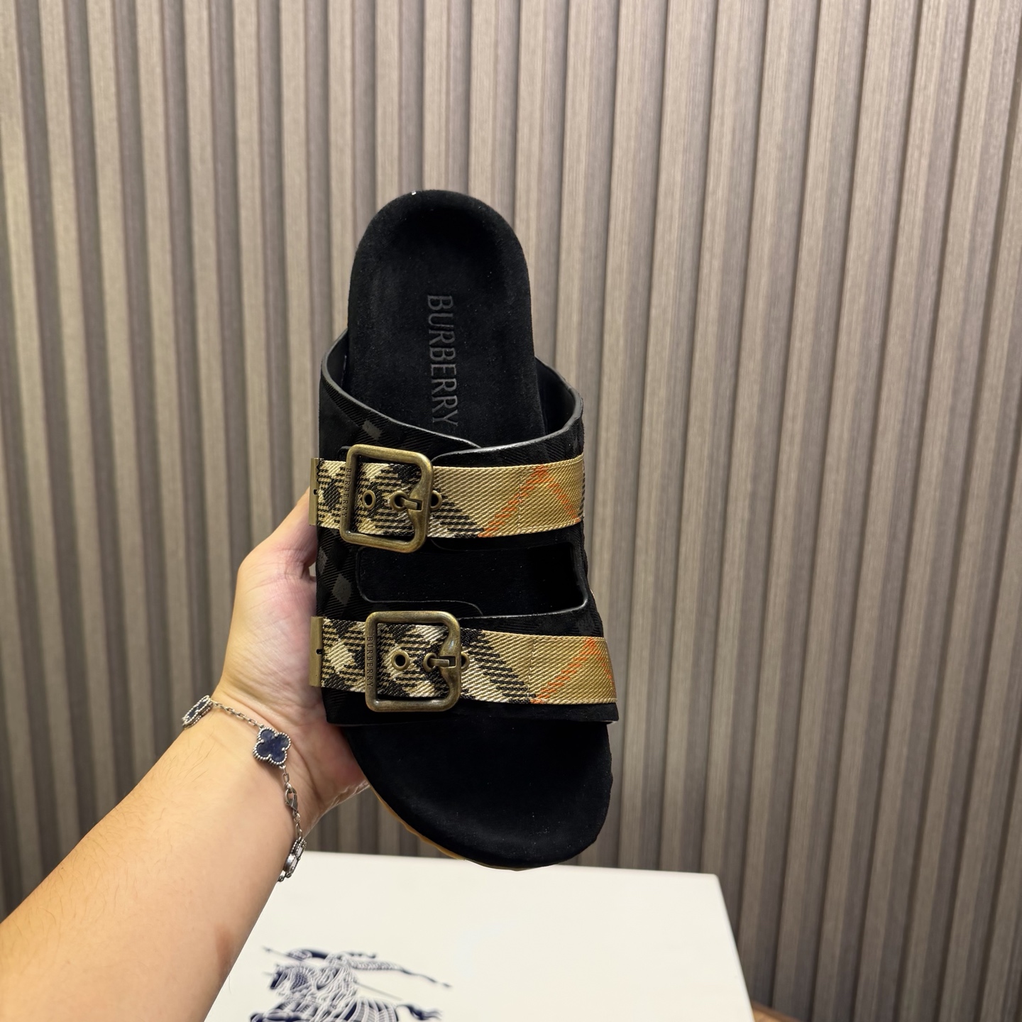 [Burberry] 버버리 맨즈 체크 엠보스드 레더 뮬 슬라이드 슬리퍼 샌들 신발