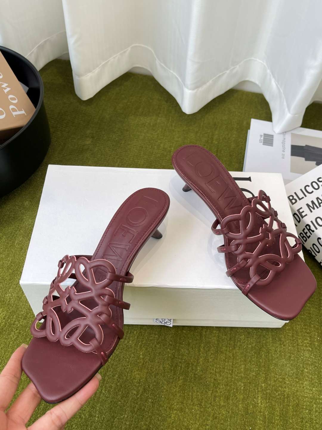 로에베(LOEWE) 아나그램 스트랩 스퀘어토 키튼힐 신발
