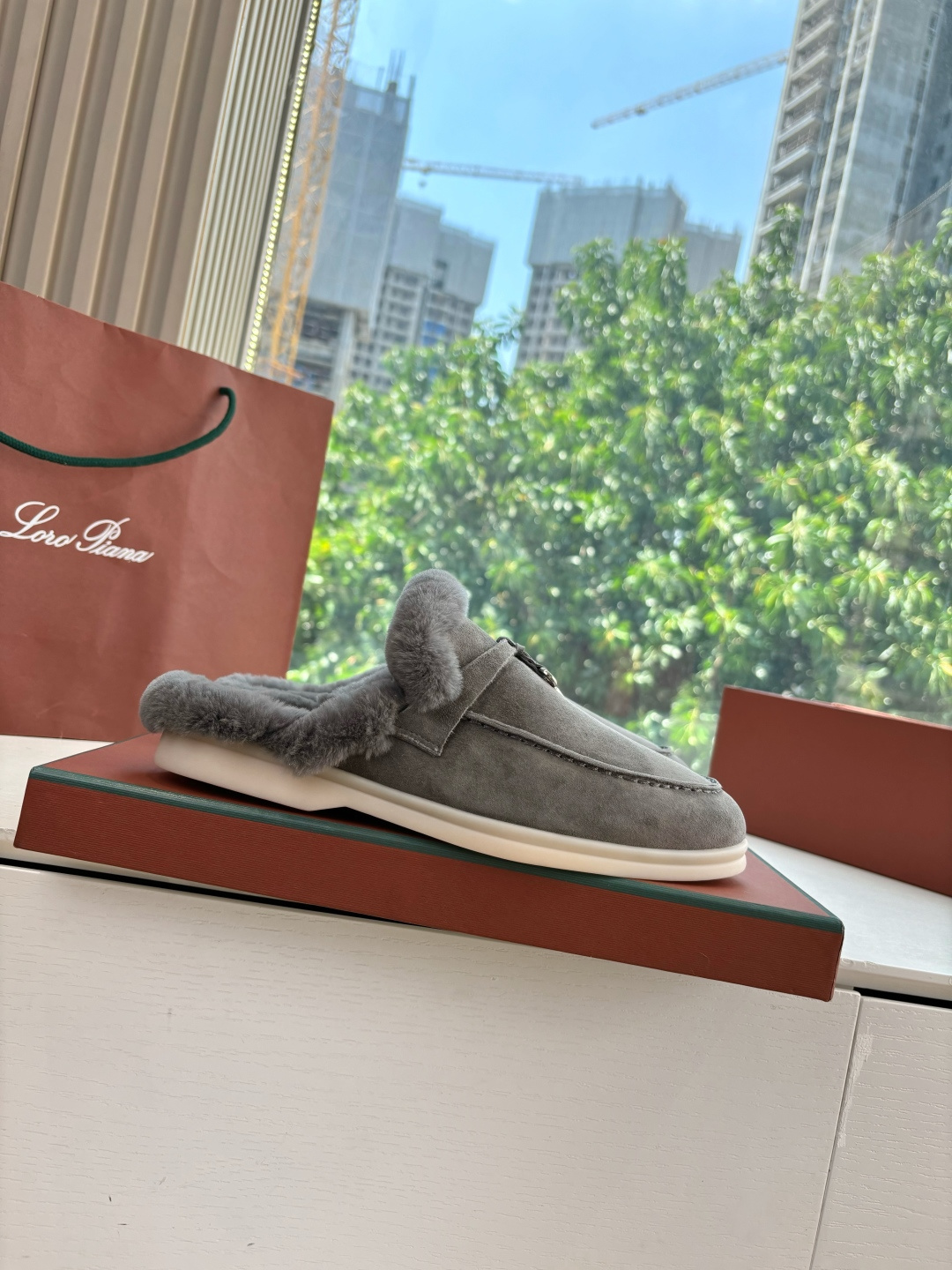 로로피아나(Loro Piana) 커플 퍼 트리밍 스웨이드 뮬 슬리퍼 신발