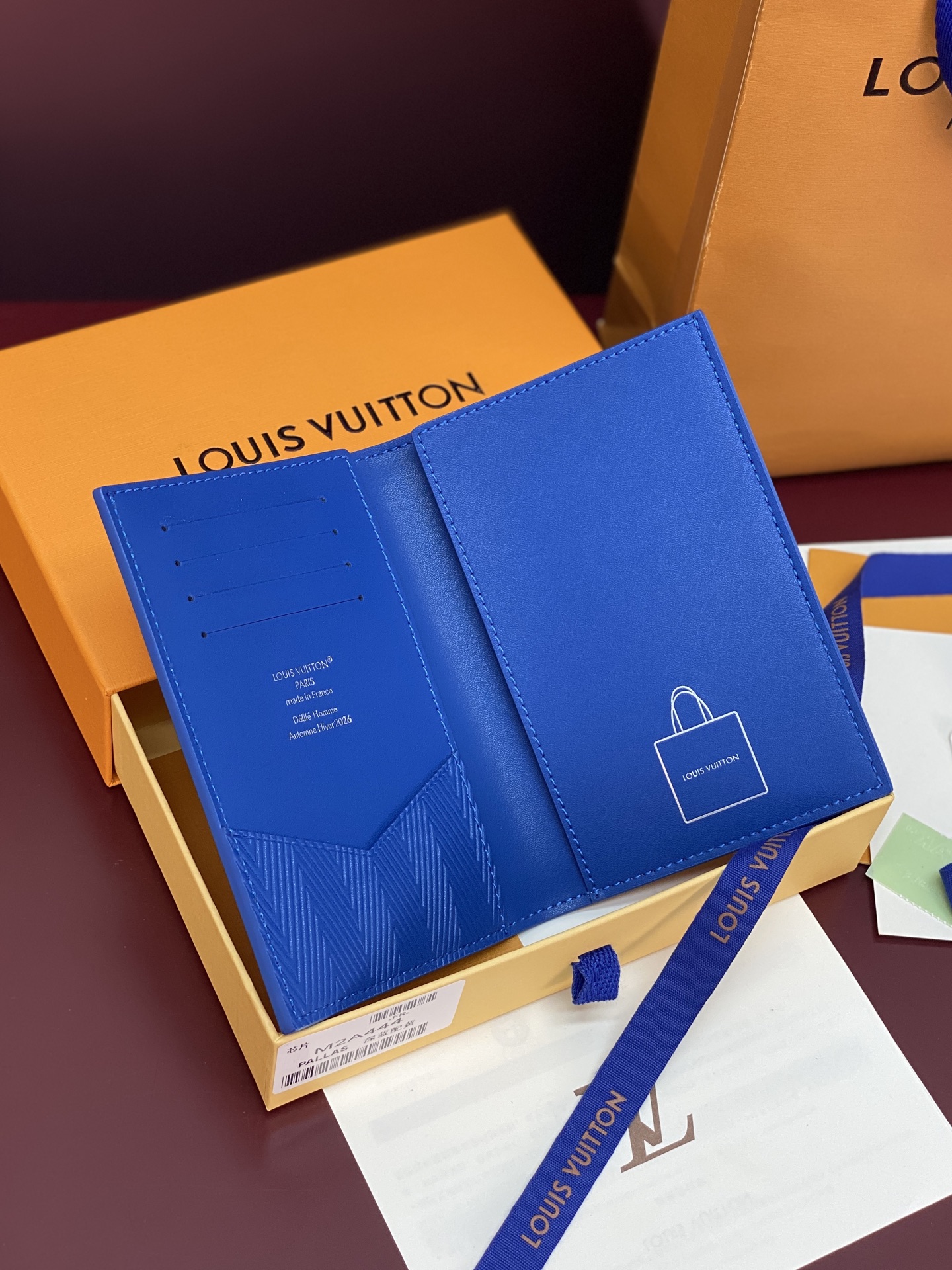 [Louis Vuitton] LV 루이비통 쇼퍼백 모티브 Packaging 패스포트 홀더 지갑 M2A444