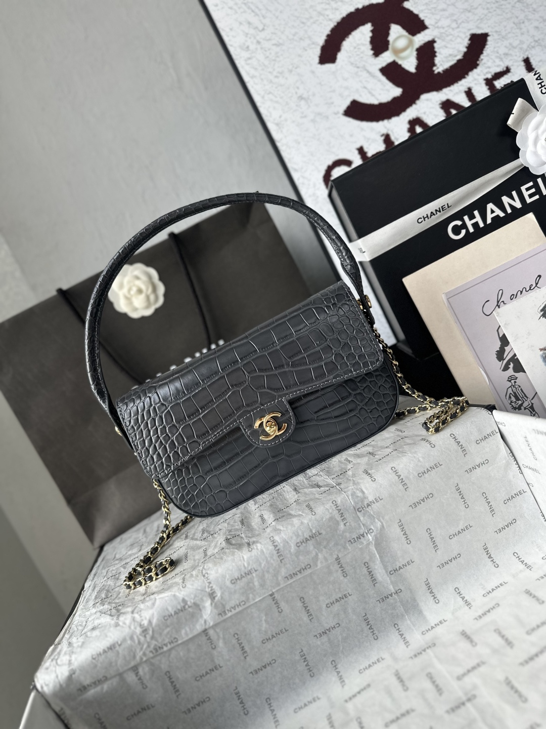 CHANEL 샤넬 26A 크로커다일 엠보스드 탑핸들 플랩백 가방 / AS6425