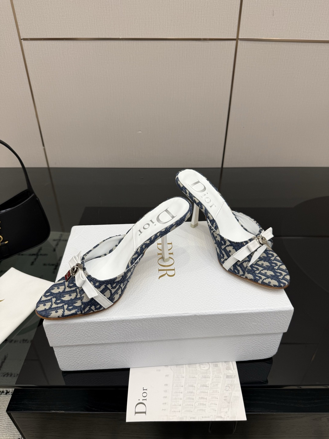 디올(DIOR) 패브릭 뮬 힐 신발