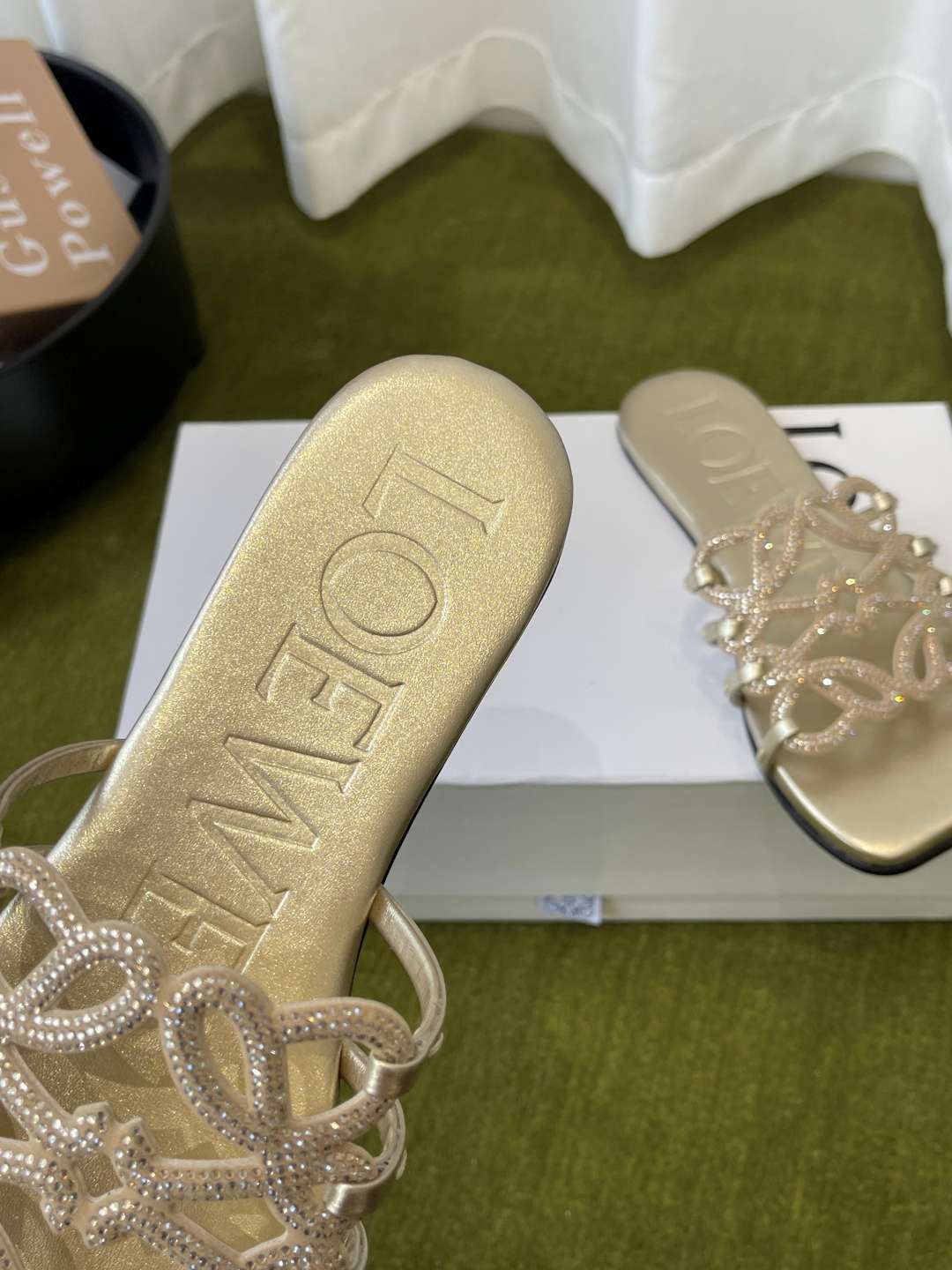 로에베(LOEWE) 라인스톤 스퀘어토 플랫 슬리퍼 신발