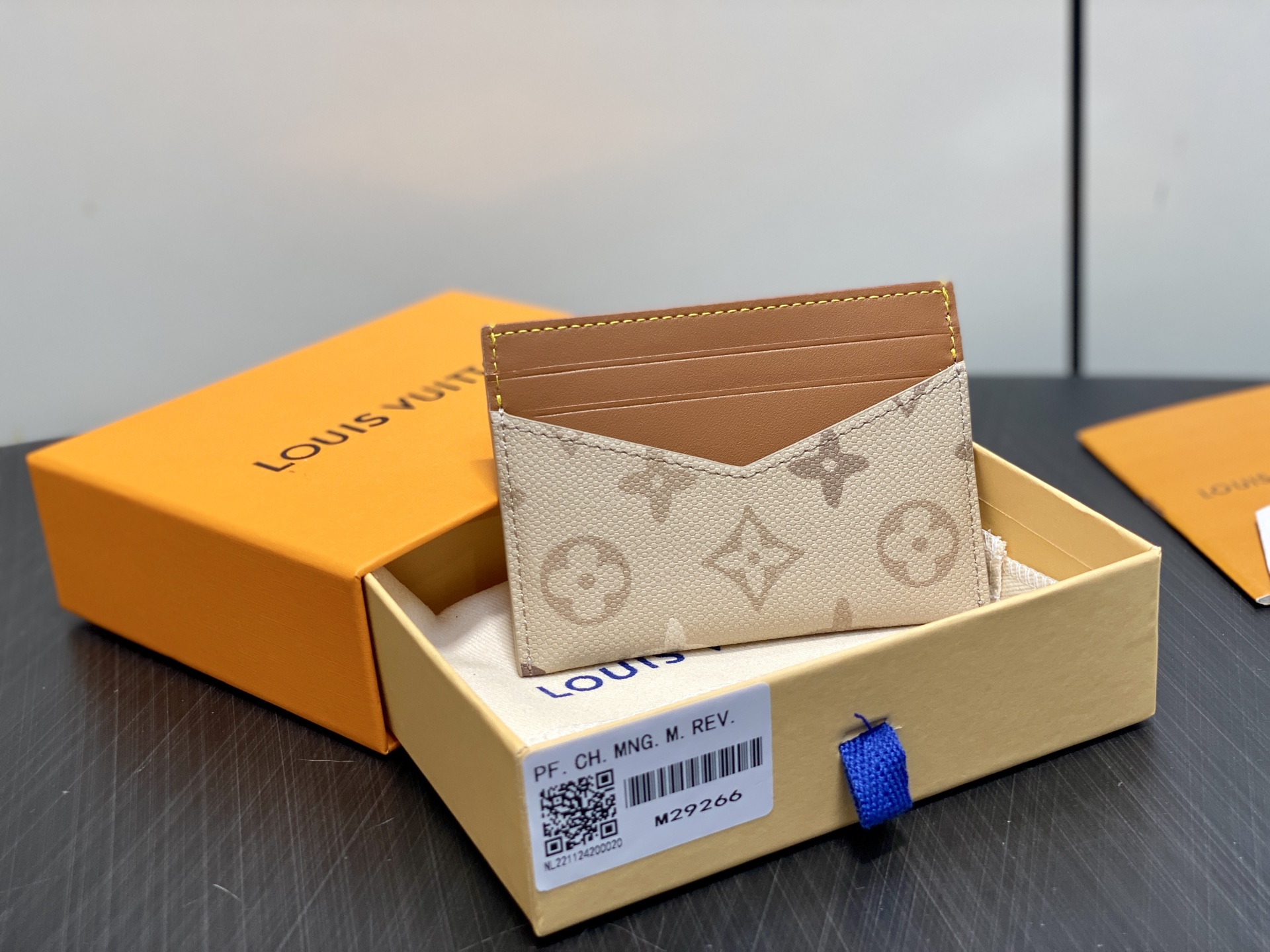 [Louis Vuitton] LV 루이비통 모노그램 서플러스 트리플 카드 홀더 (에이프리콧 그레이) 지갑