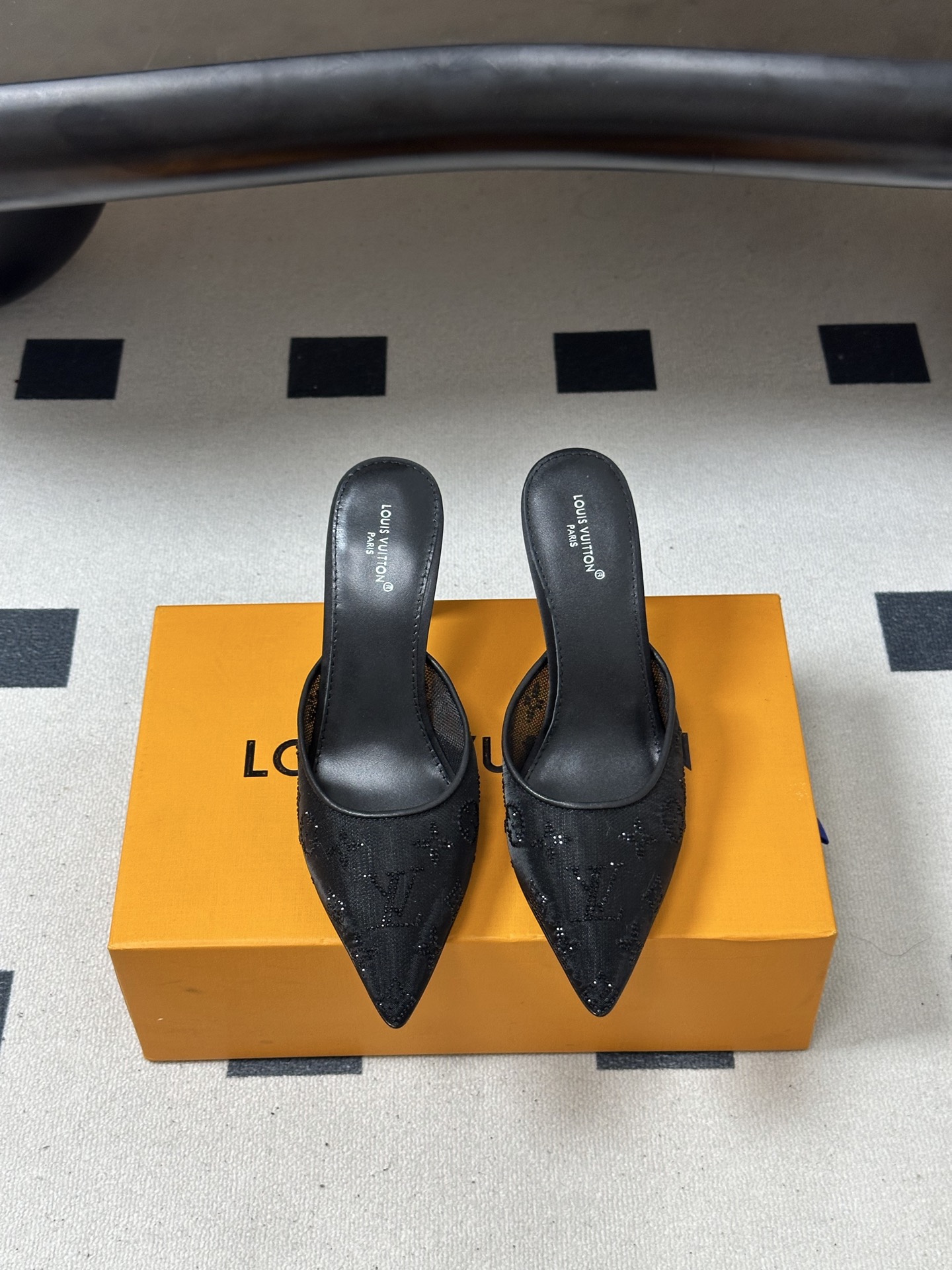 루이비통(LV) 크리스털 메시 포인티드 뮬 힐 신발