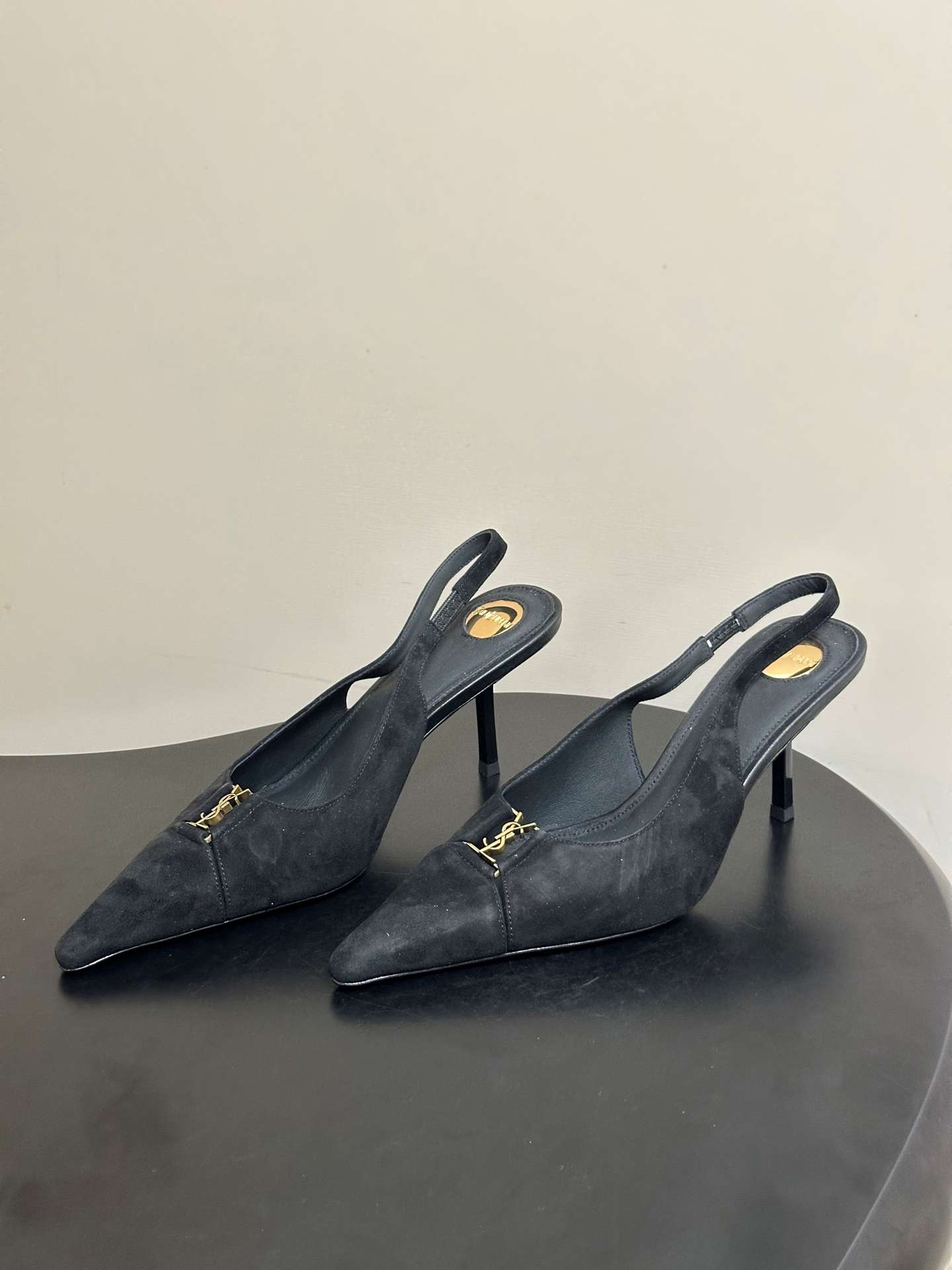 생로랑(SAINT LAURENT) YSL 메탈 로고 캡토 슬링백 펌프스 신발