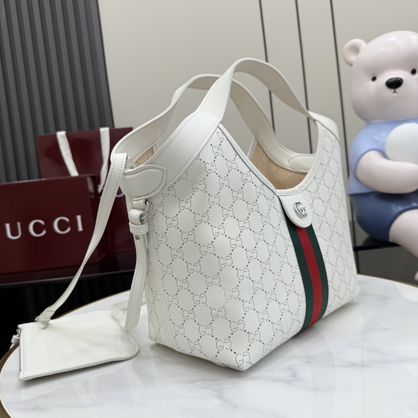 GUCCI 구찌 Generation 제너레이션 GG 질리오(Giglio) 펀칭 레더 토트백 가방