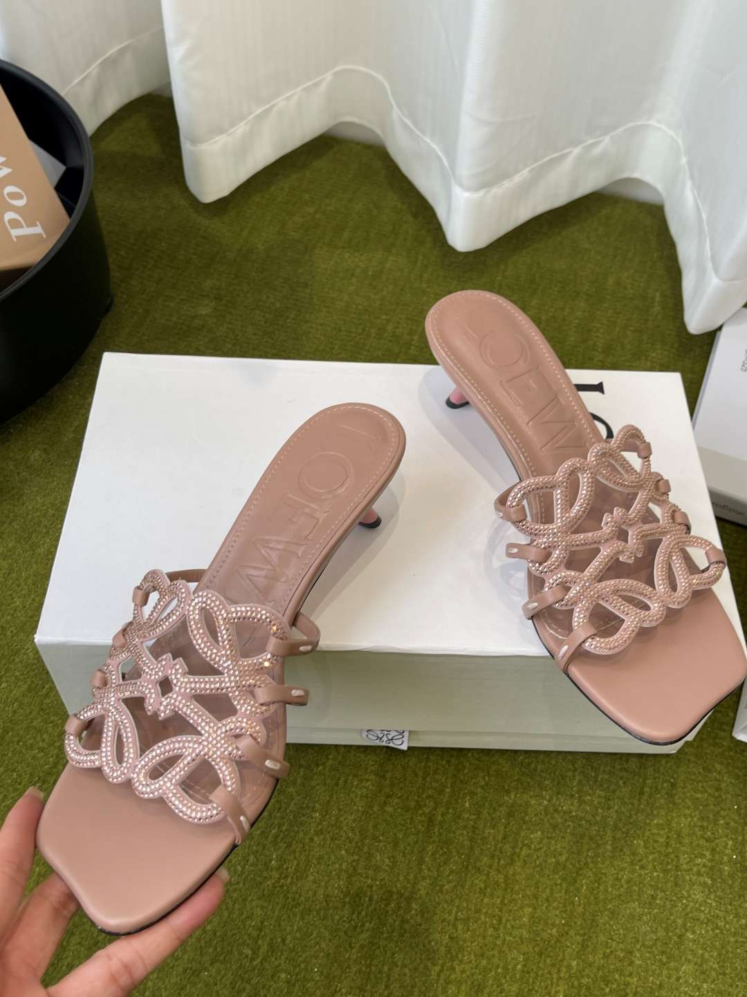 로에베(LOEWE) 아나그램 라인스톤 미들 힐 신발