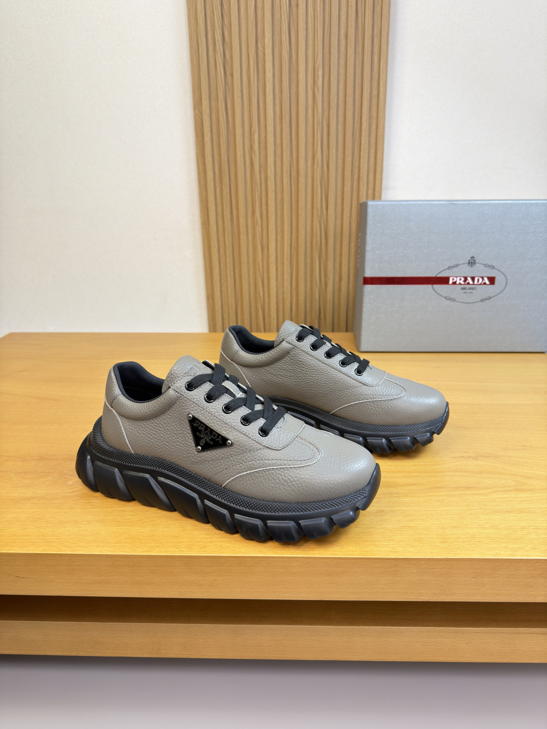 PRADA 프라다 리치 소가죽 로고 스니커즈 신발