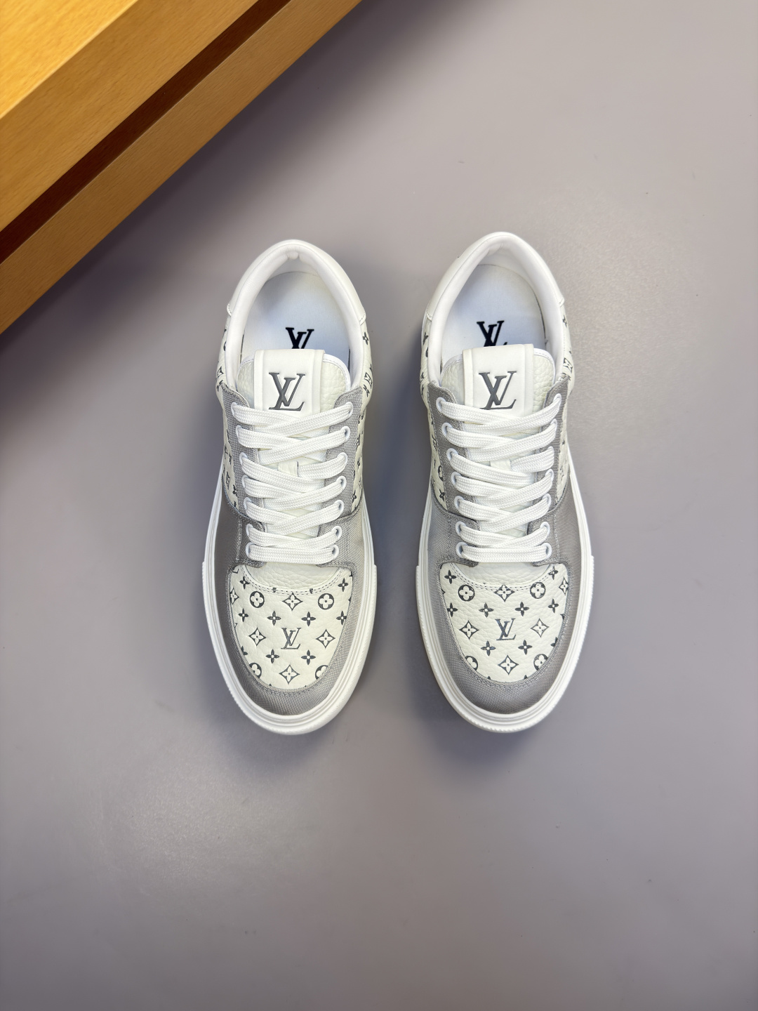[Louis Vuitton] LV 루이비통 프리미엄 슈링크 레더 & 컬러 프린트 모노그램 스니커즈 신발 복제