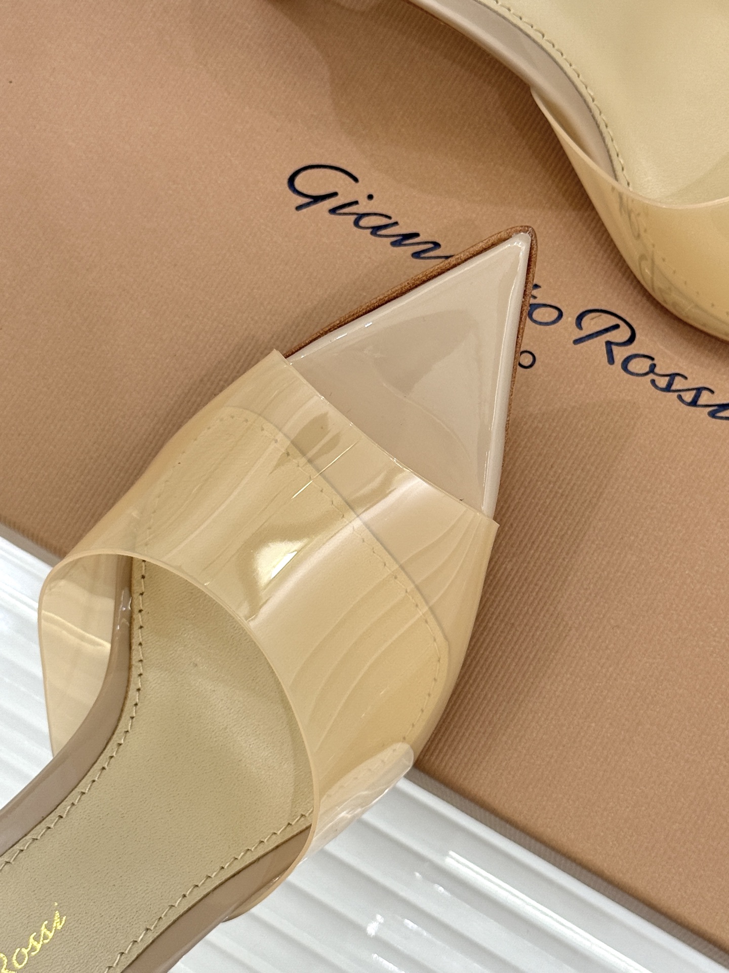 지안비토 로시(Gianvito Rossi) 포인티드 토 힐 슬리퍼 신발