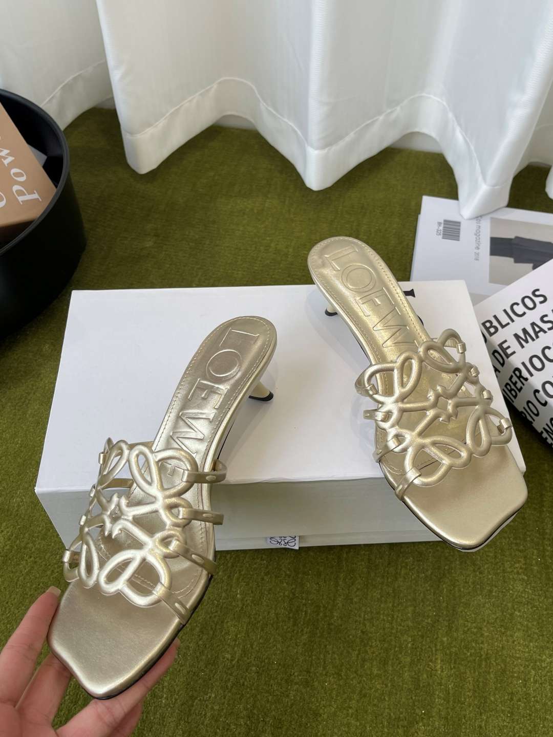 로에베(LOEWE) 아나그램 스트랩 스퀘어토 키튼힐 신발