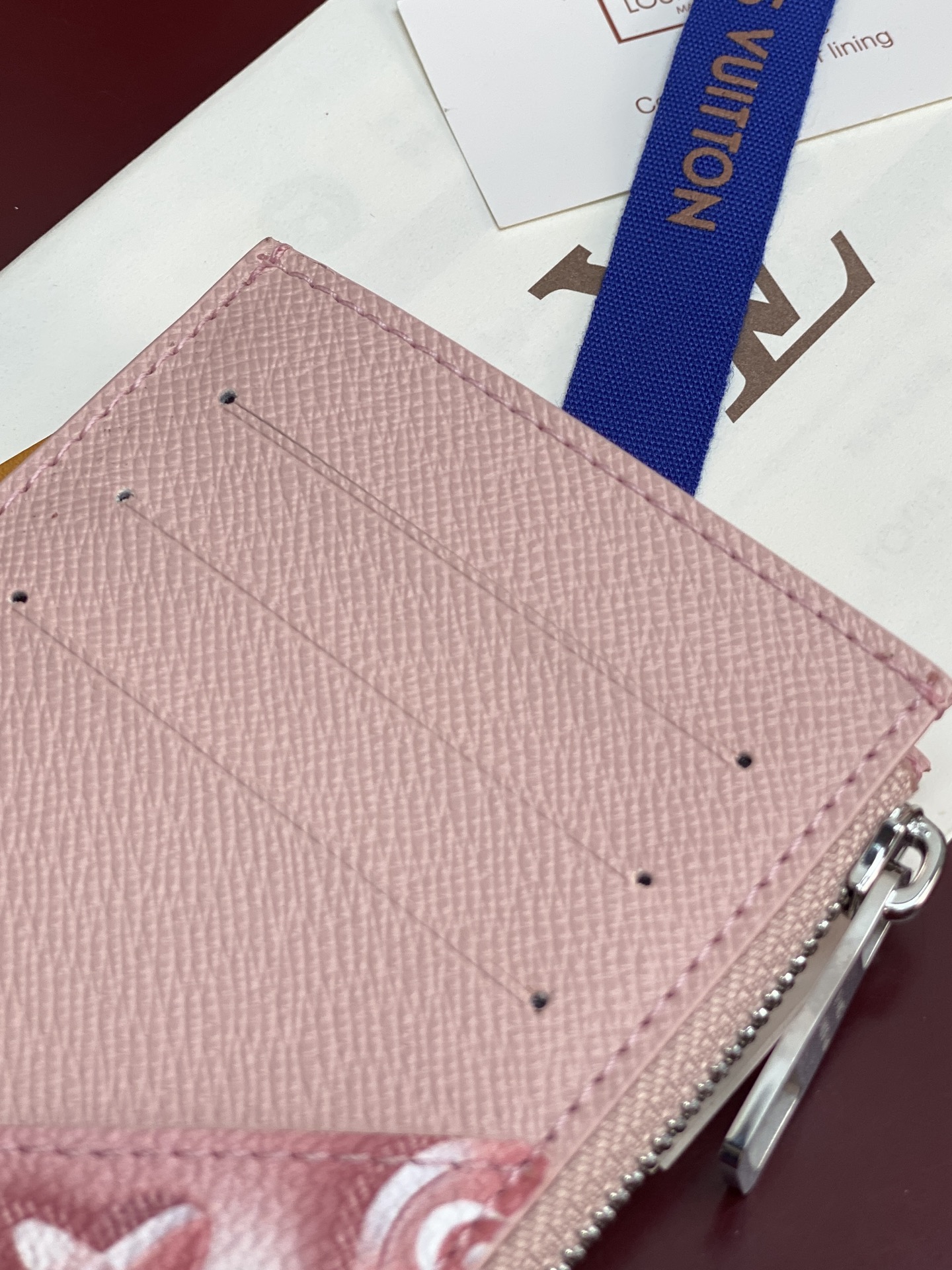 [Louis Vuitton] LV 루이비통 타이가 모노그램 코인 카드 홀더 (코튼 핑크) 지갑