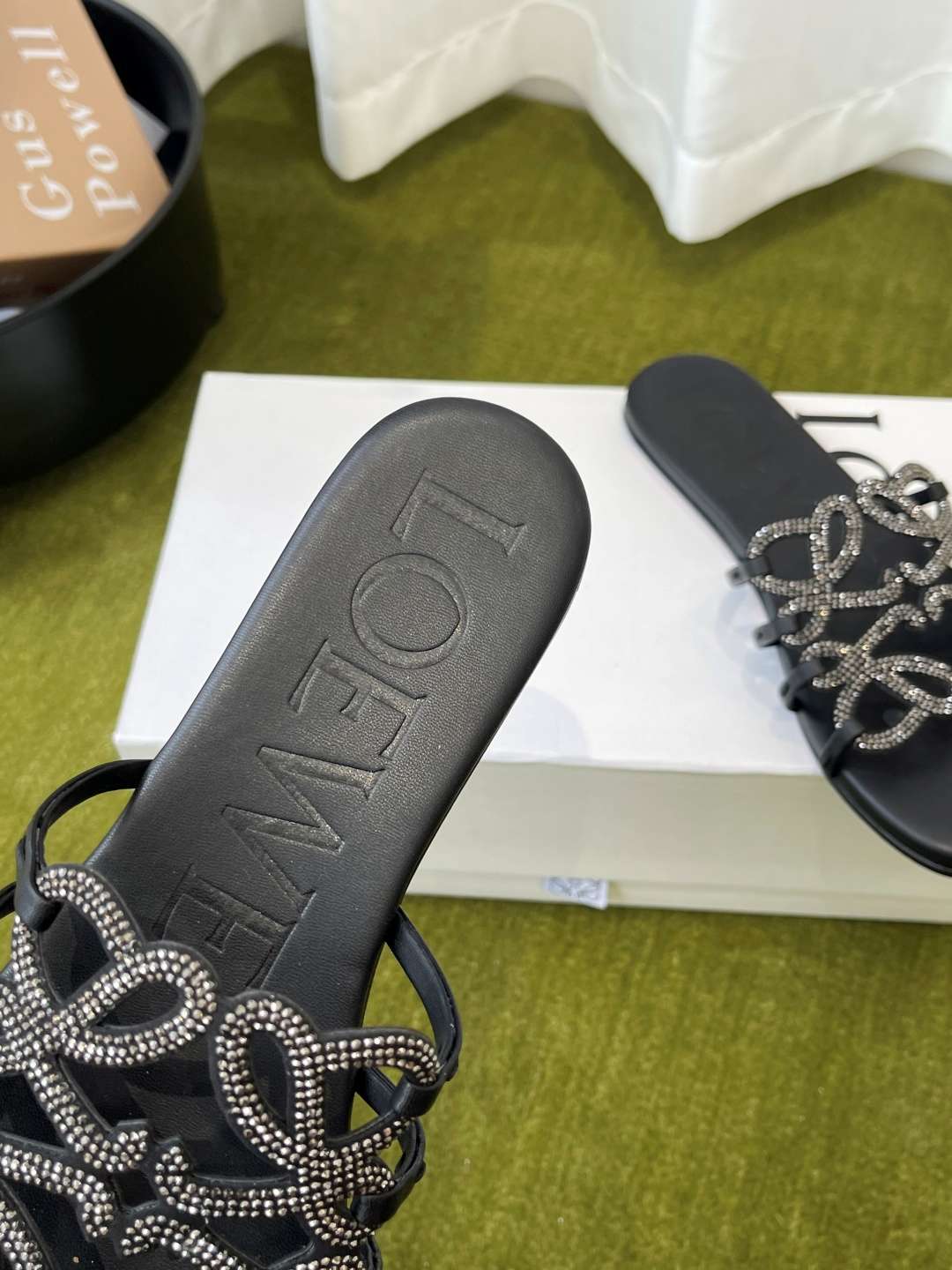 로에베(LOEWE) 라인스톤 스퀘어토 플랫 슬리퍼 신발