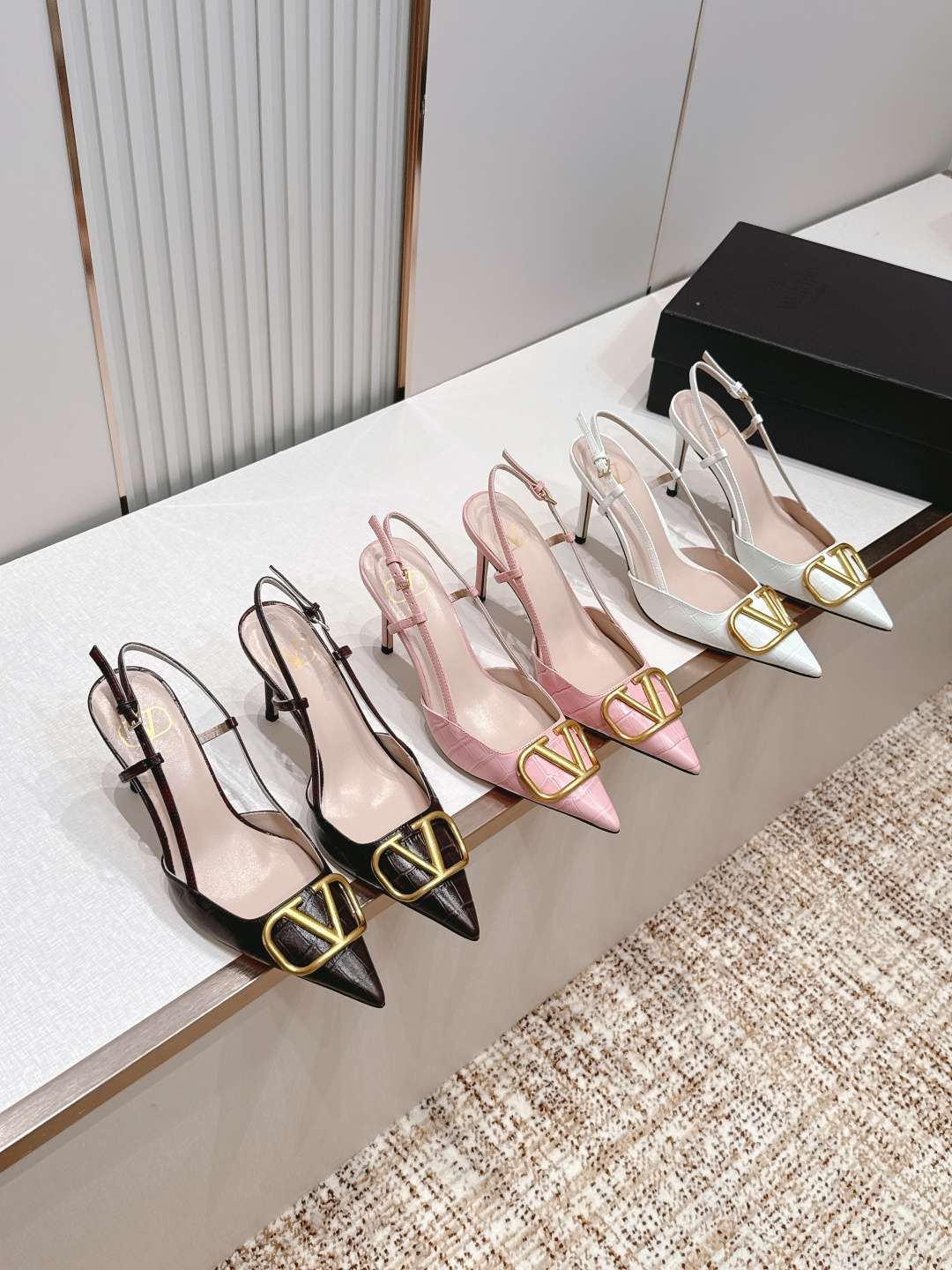 발렌티노(VALENTINO) 시그니처 슬링백 하이힐 신발