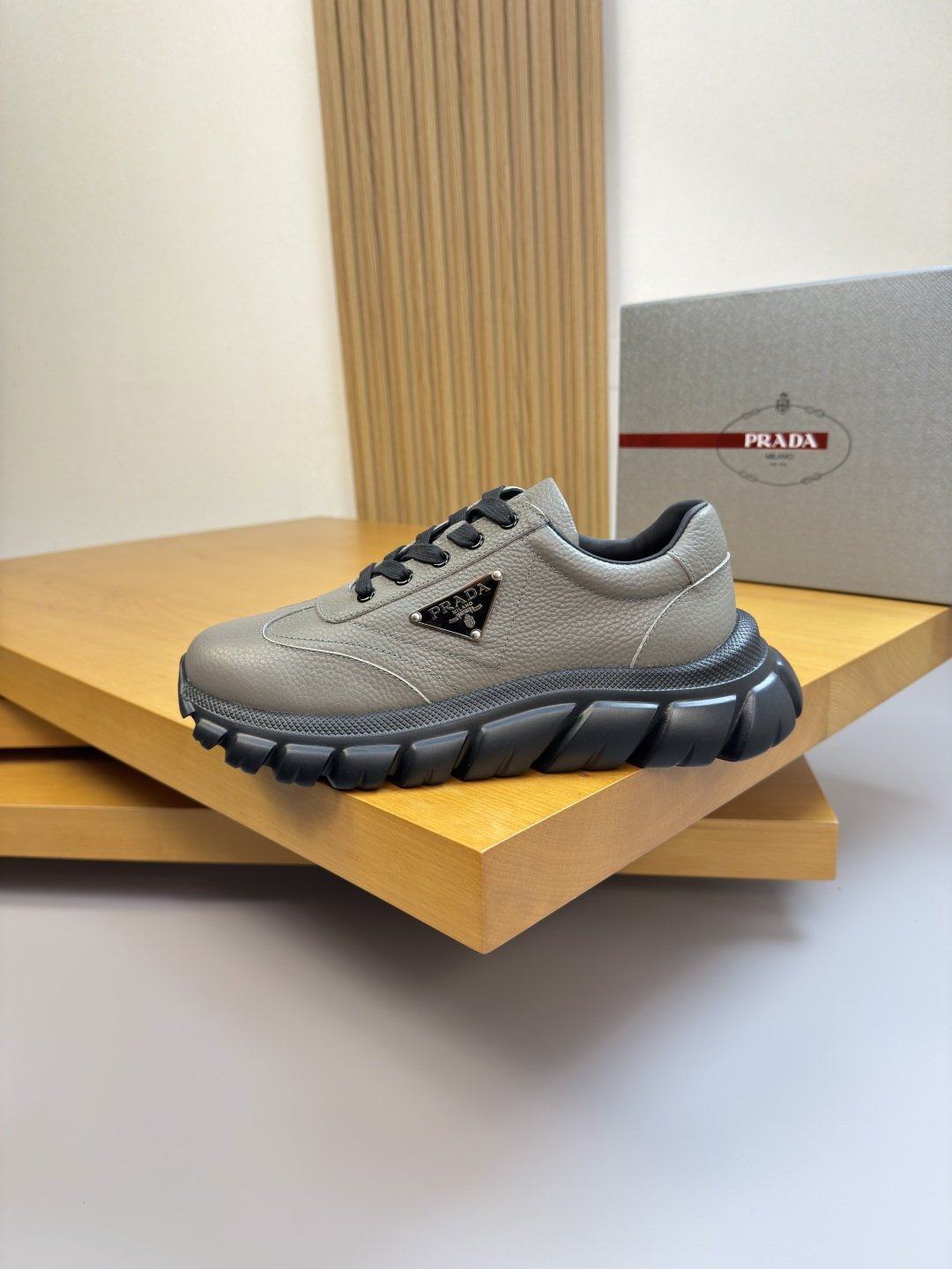 PRADA 프라다 리치 소가죽 로고 스니커즈 신발