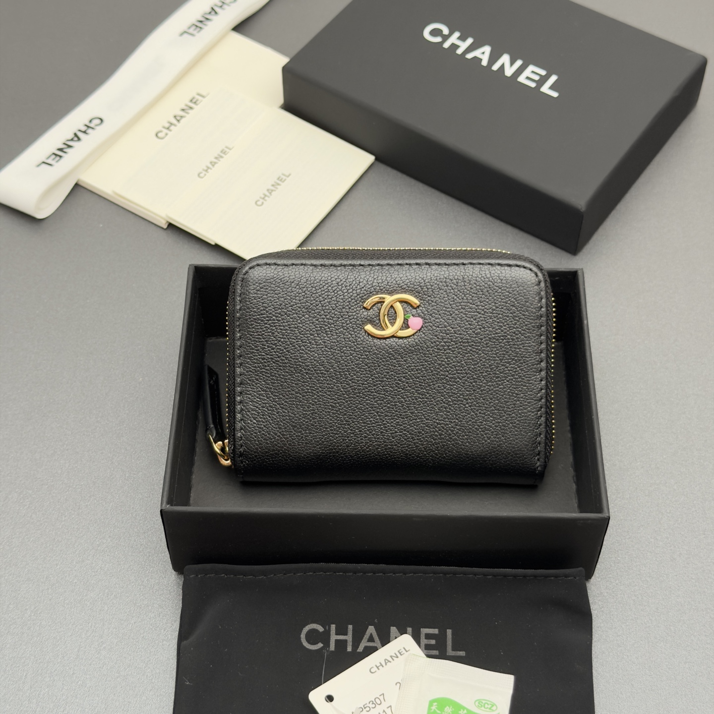 [Chanel] 샤넬 메탈 로고 지퍼 카드 지갑