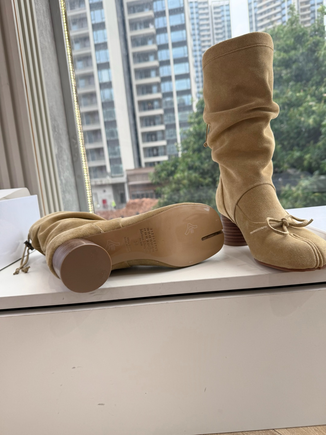 메종 마르지엘라(Maison Margiela) 타비 스웨이드 미들 부츠 신발