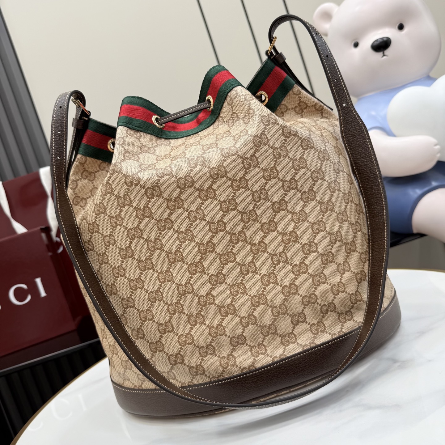[Gucci] 구찌 Generation GG 코팅 캔버스 라지 버킷백 가방