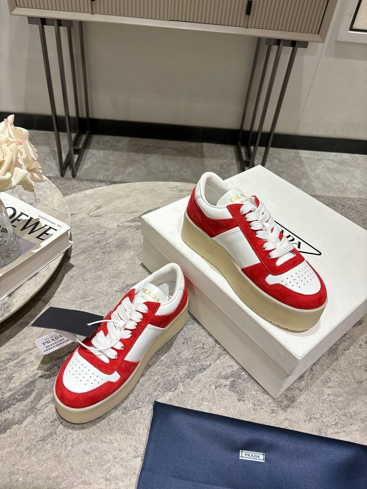프라다(PRADA) 삼각 로고 플랫폼 스니커즈 신발