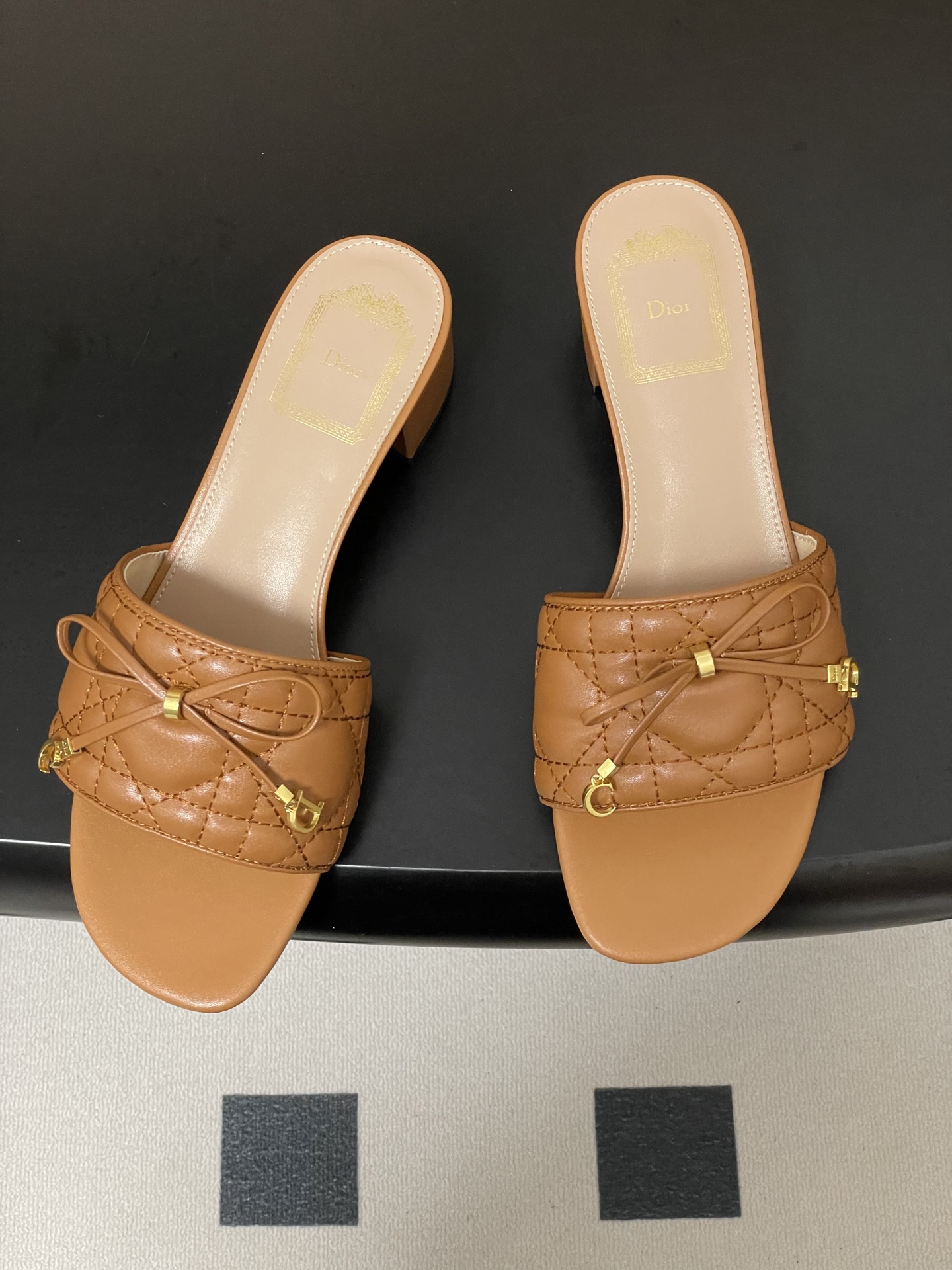 디올(DIOR) 퀼팅 리본 미들굽 슬리퍼 신발