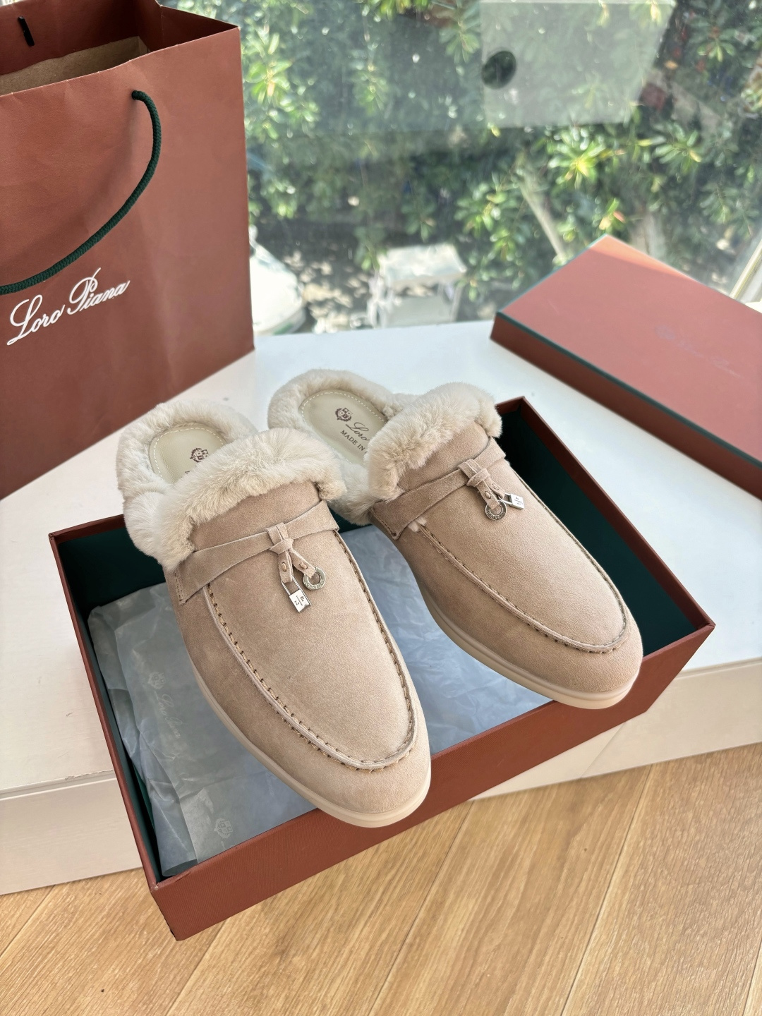 로로피아나(Loro Piana) 커플 퍼 트리밍 스웨이드 뮬 슬리퍼 신발