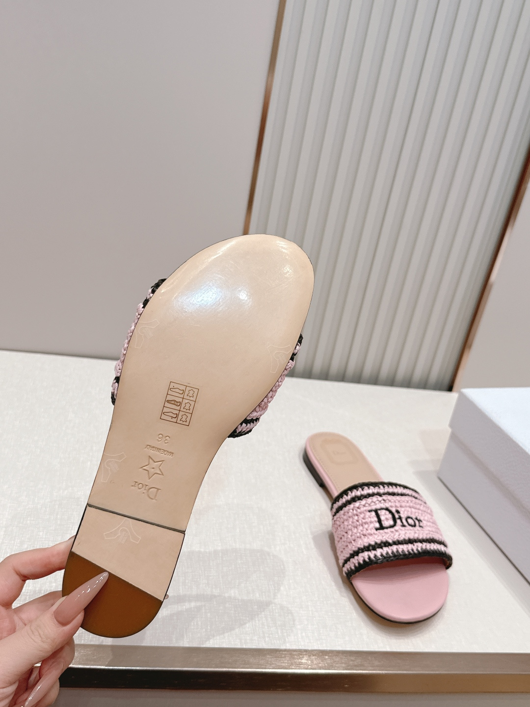 디올(DIOR) 라피아 위빙 슬라이드 샌들 신발