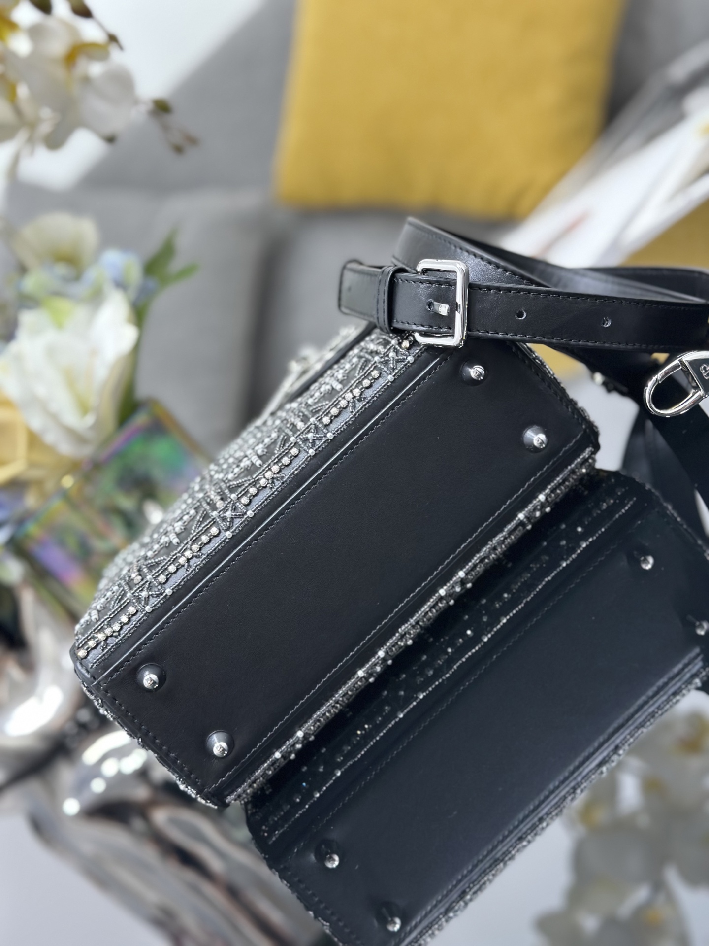 Dior 디올 레이디 디올(Lady Dior) 스몰 4구 핸드백 (블랙 비즈 자수) 가방