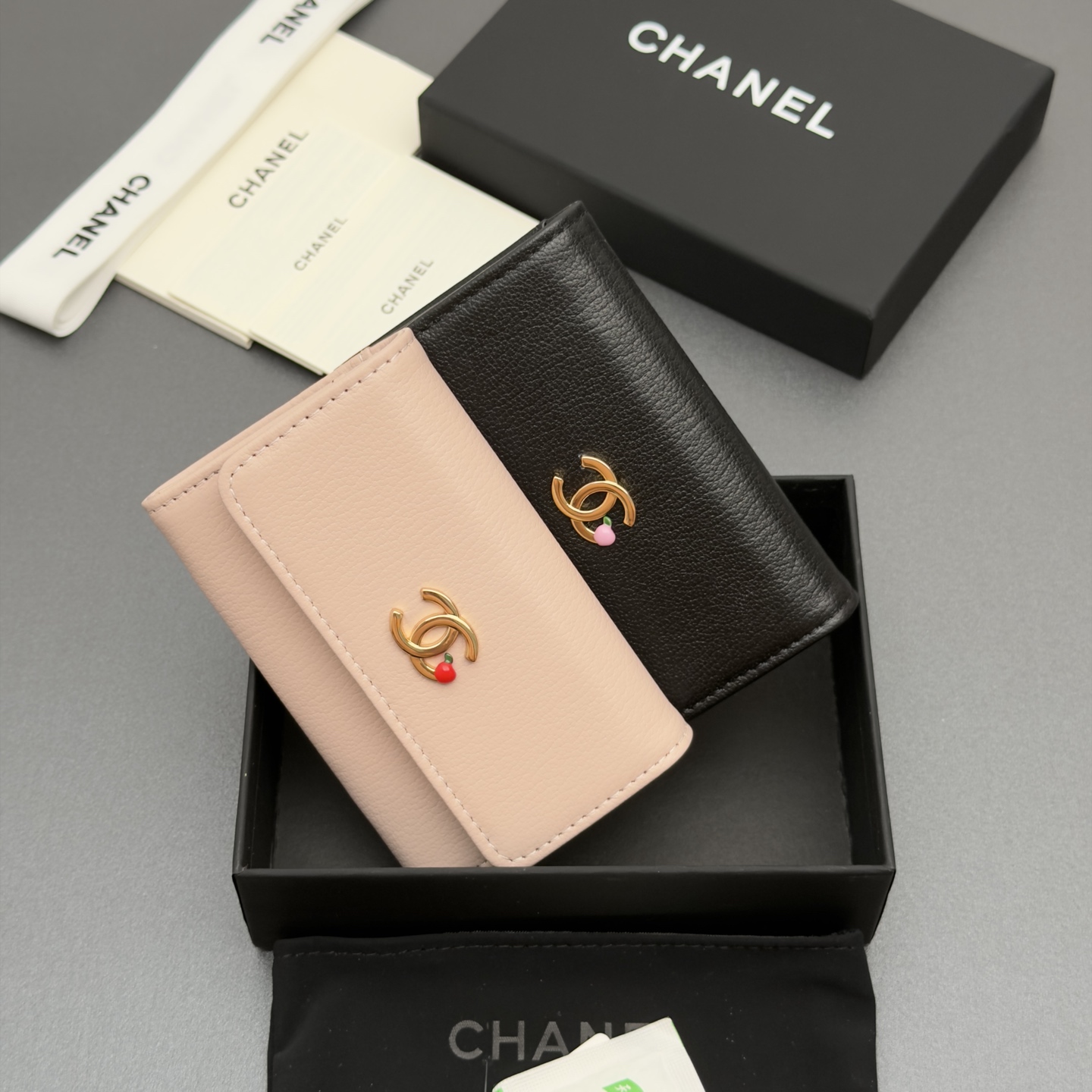 [Chanel] 샤넬 메탈 로고 스냅 카드 지갑