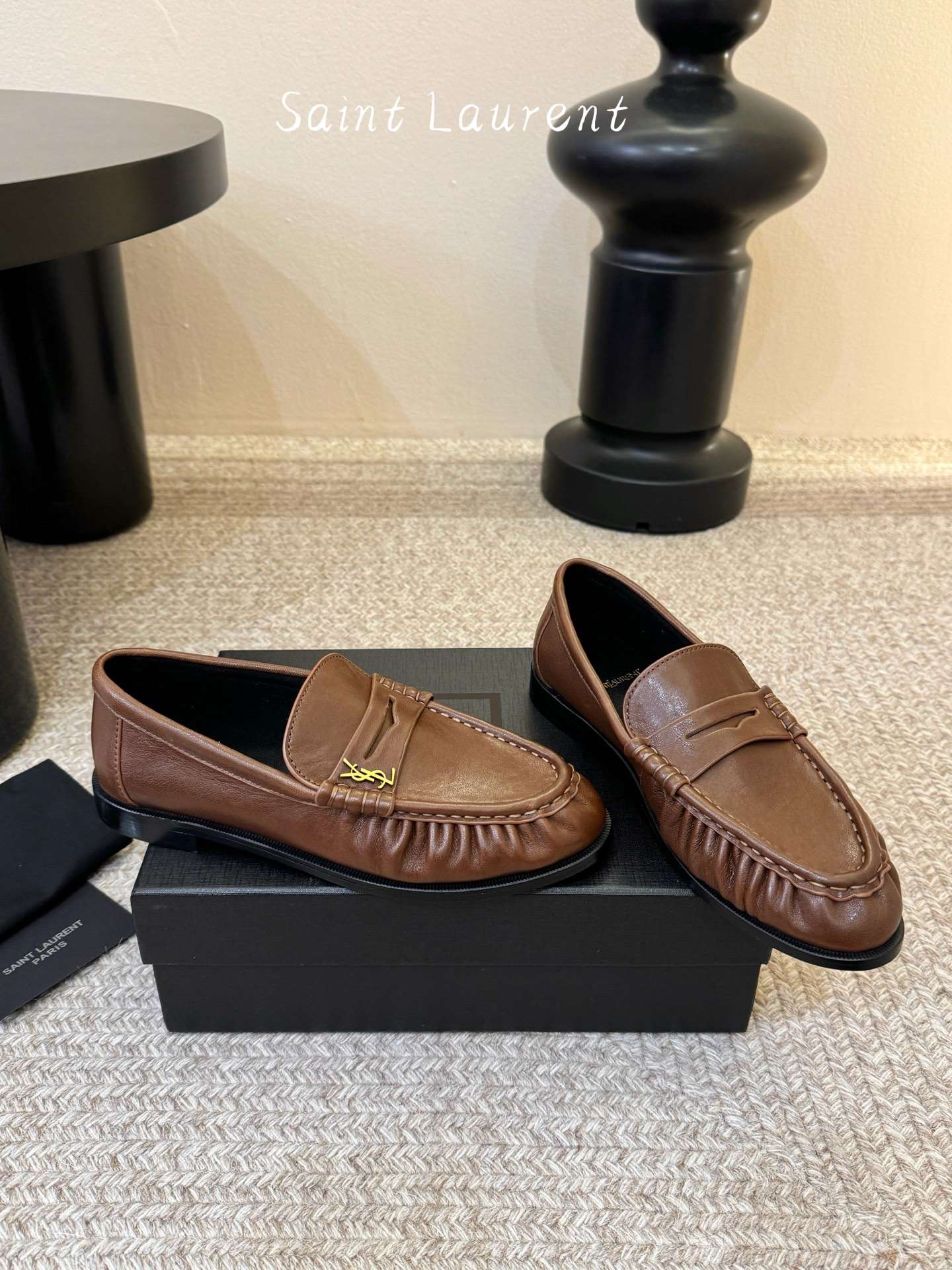 생로랑(SAINT LAURENT) 카프 레더 페니 로퍼 신발