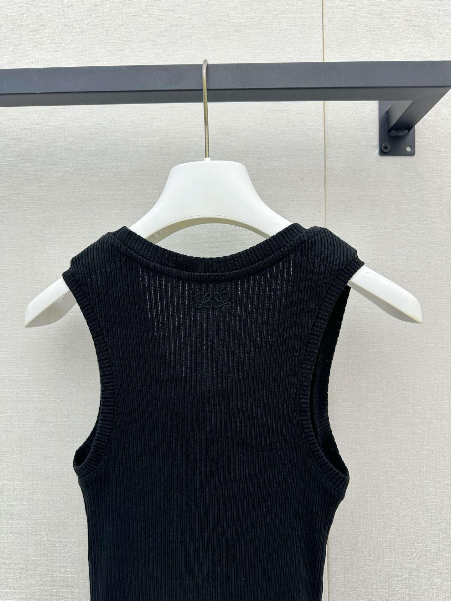 로에베(LOEWE) 버클 스트랩 리브 슬리브리스 탑 상의 의류