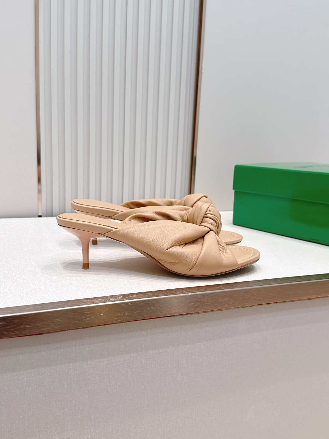 보테가 베네타(BOTTEGA VENETA) 체리 트위스트 뮬 힐 신발