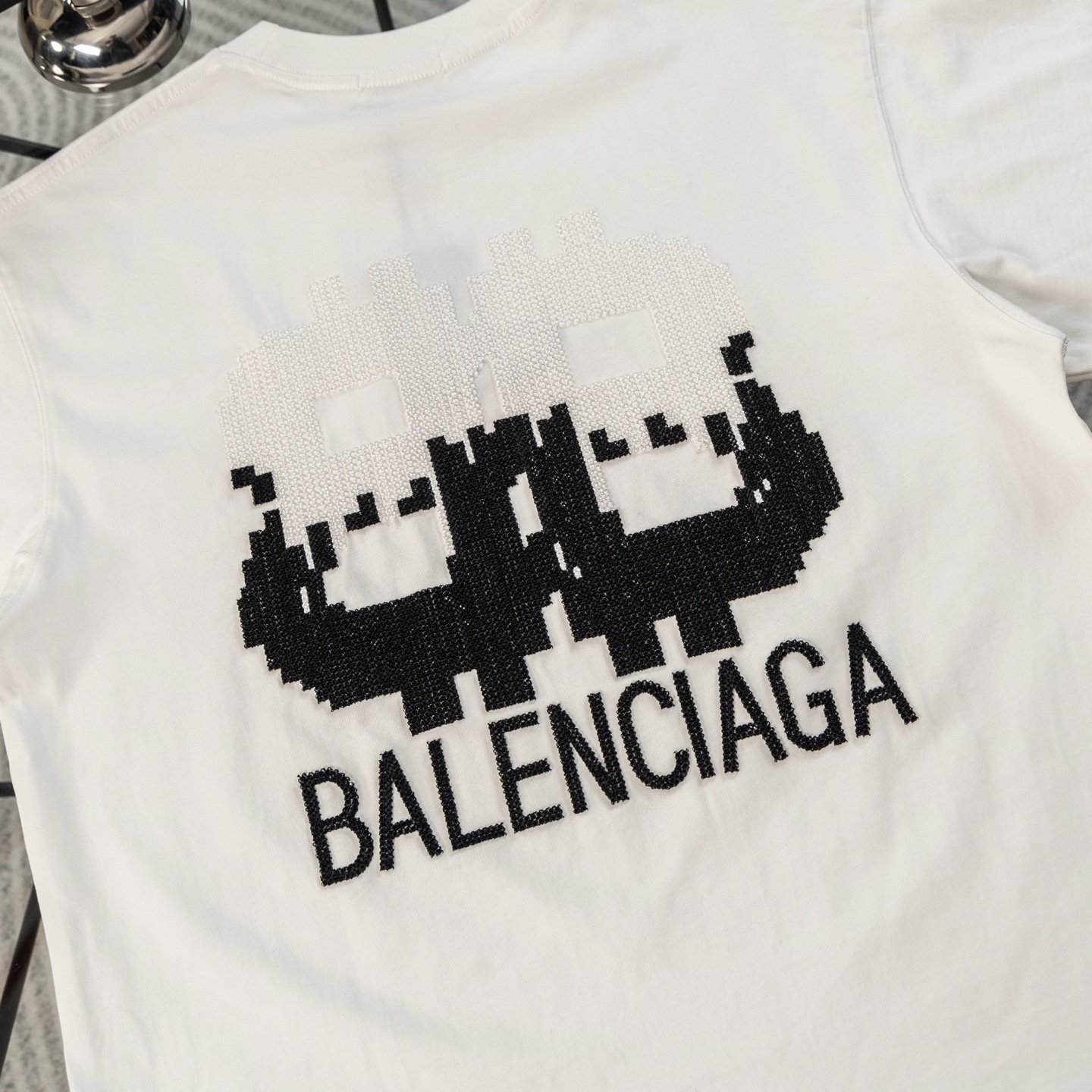 발렌시아가(BALENCIAGA) 픽셀 자수 반팔 티셔츠 의류