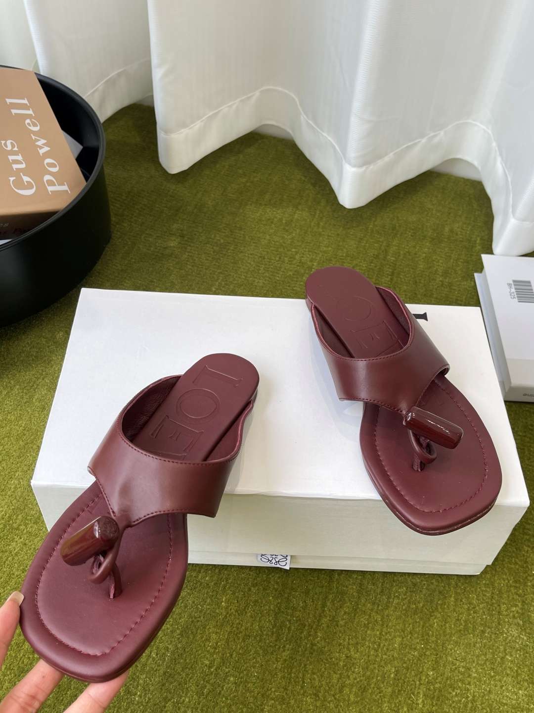 로에베(LOEWE) 토글 장식 토포스트 쪼리 스리퍼 신발