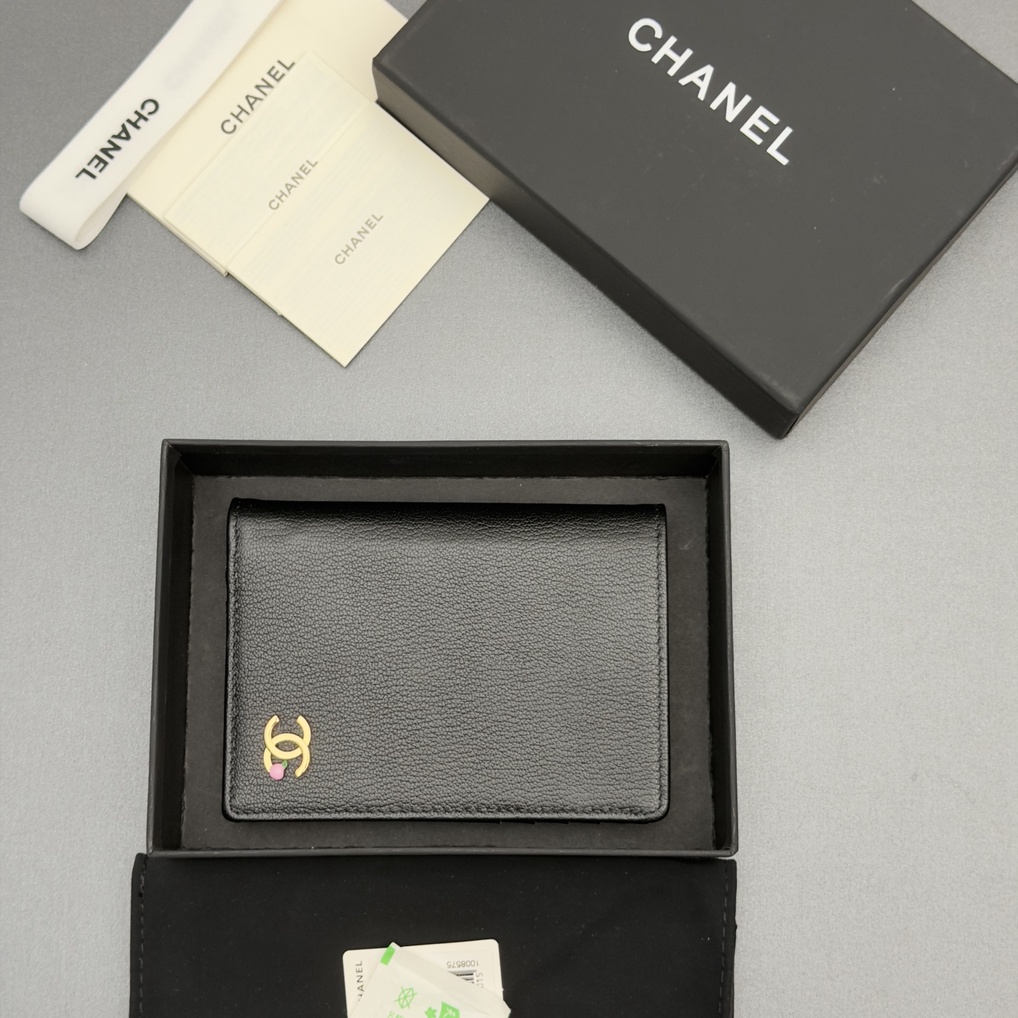 [Chanel] 샤넬 메탈 로고 지퍼 여권/멀티 지갑