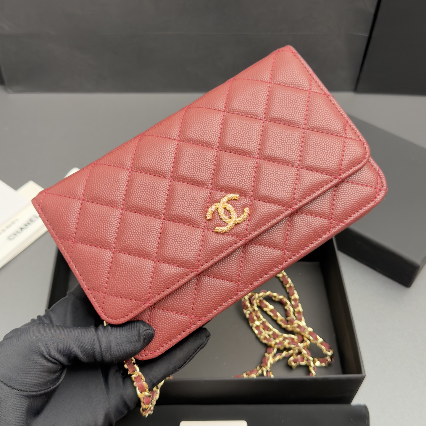 [Chanel] 샤넬 26SS 캐비어 멀티 젬스톤 체인 아코디언 플랩백 (WOC) 가방