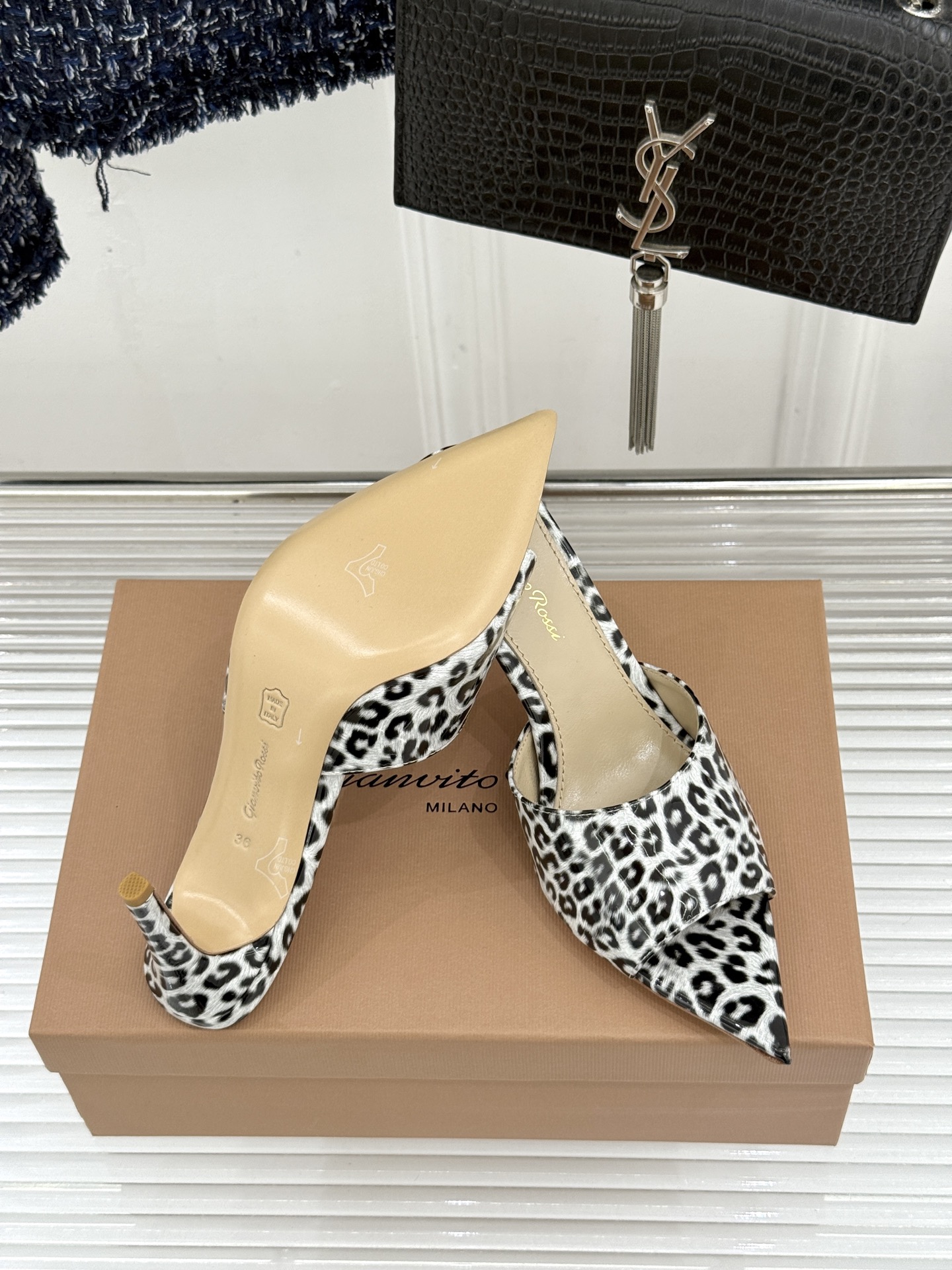 지안비토 로시(Gianvito Rossi) 슬림 포인티드 힐 슬리퍼 신발