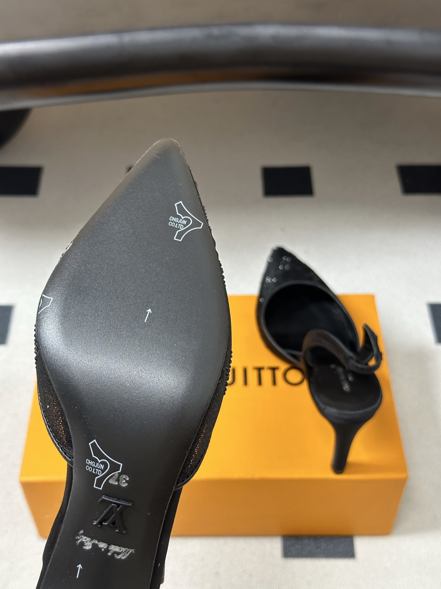 루이비통(LV) 모노그램 크리스털 메시 포인티드 슬링백 힐 신발