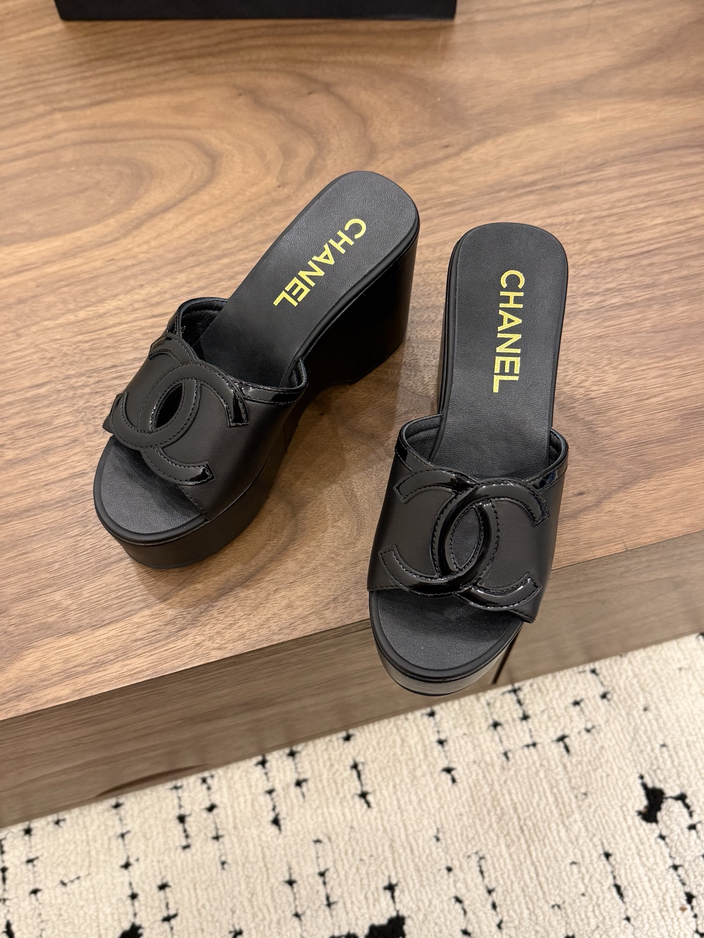 샤넬(CHANEL) 로고 플랫폼 웨지 슬리퍼 신발