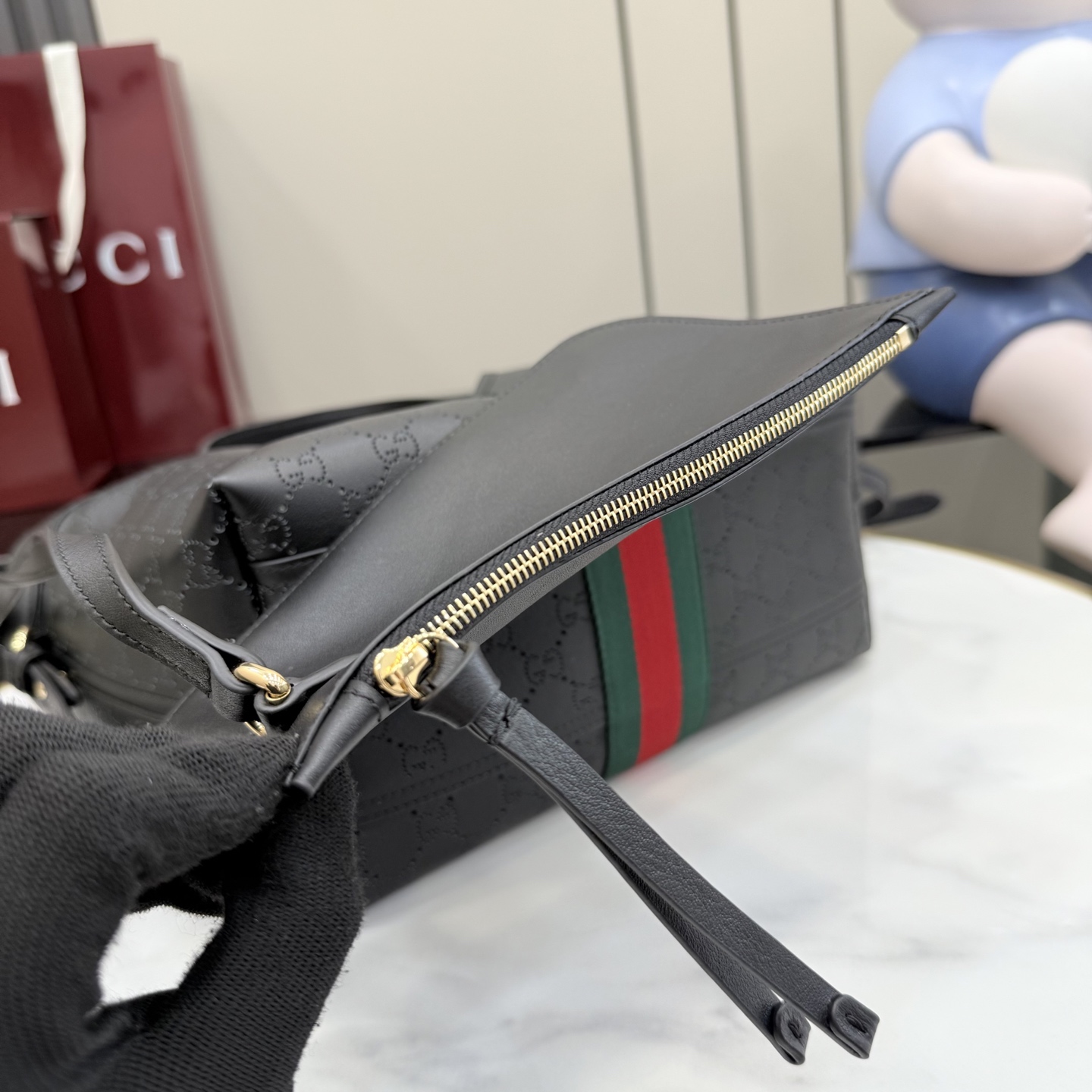 GUCCI 구찌 Generation 제너레이션 GG 질리오(Giglio) 펀칭 레더 토트백 - 블랙 가방