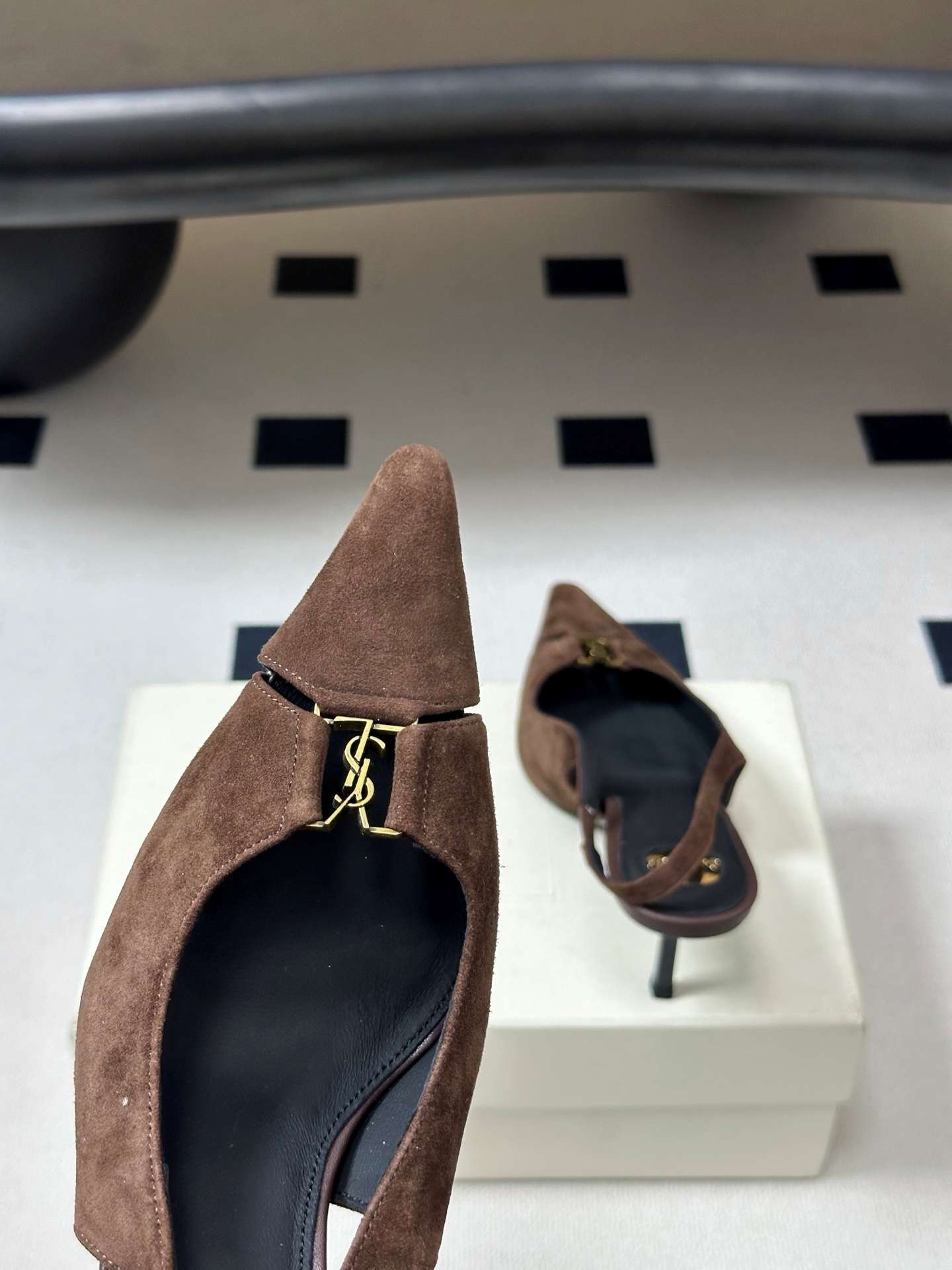 생로랑(SAINT LAURENT) YSL 메탈 로고 캡토 슬링백 펌프스 신발
