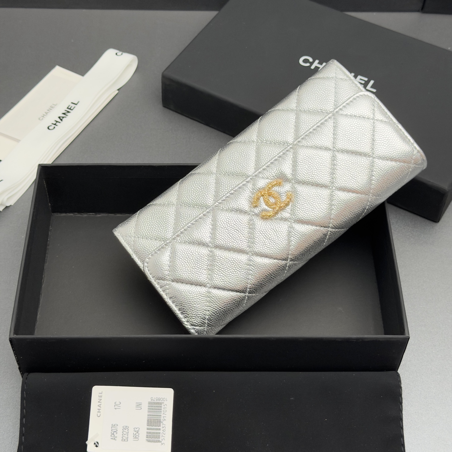 [Chanel] 샤넬 26SS 캐비어 멀티 젬스톤 플랩 장지갑