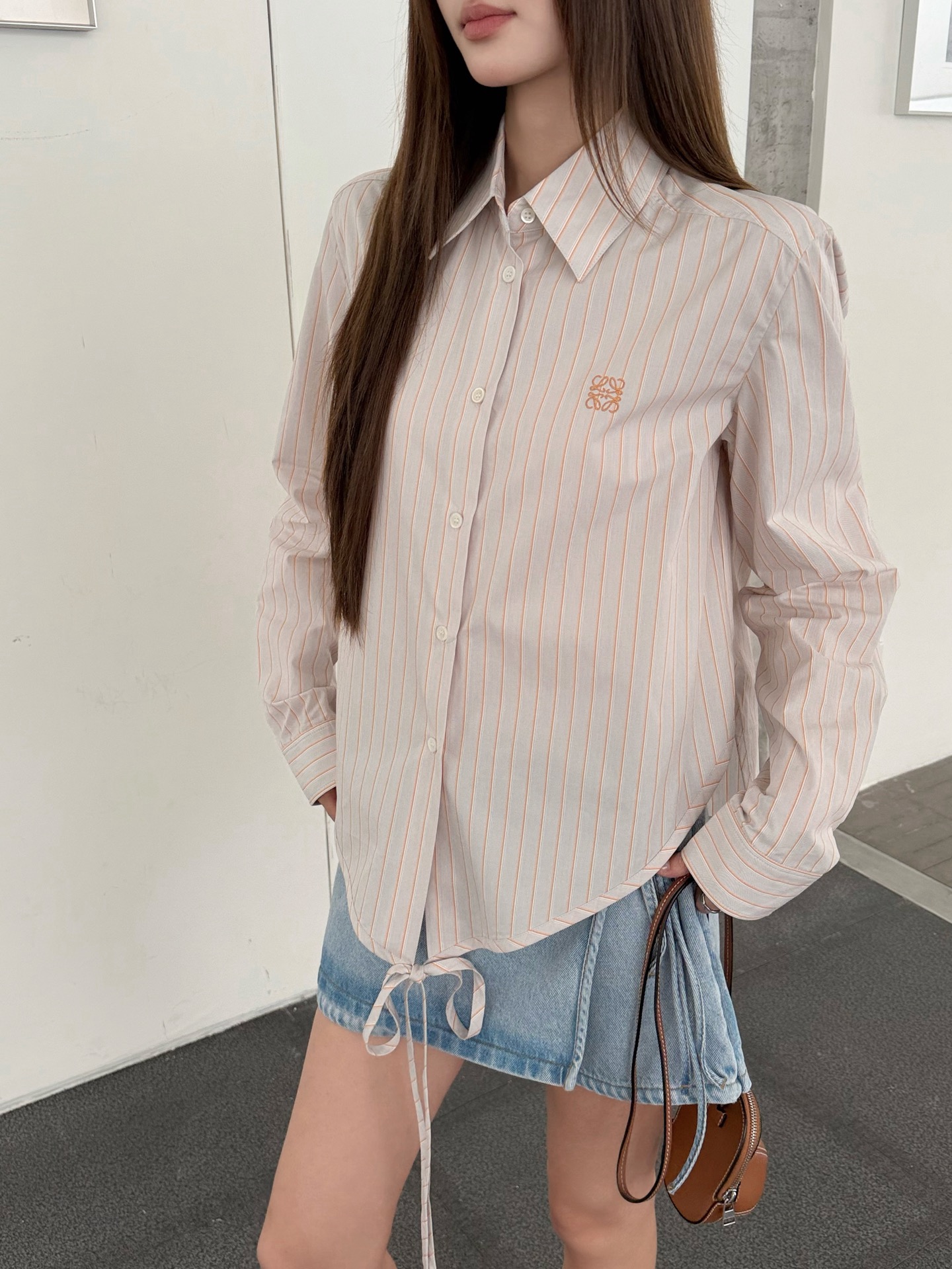 로에베(LOEWE) 아나그램 자수 스트라이프 셔츠 상의 의류 복제