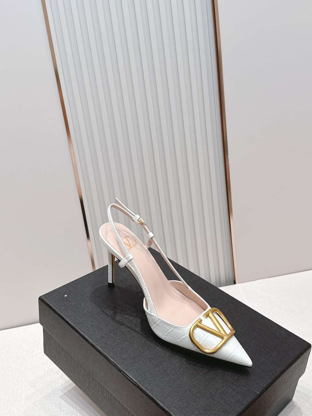 발렌티노(VALENTINO) 시그니처 슬링백 하이힐 신발