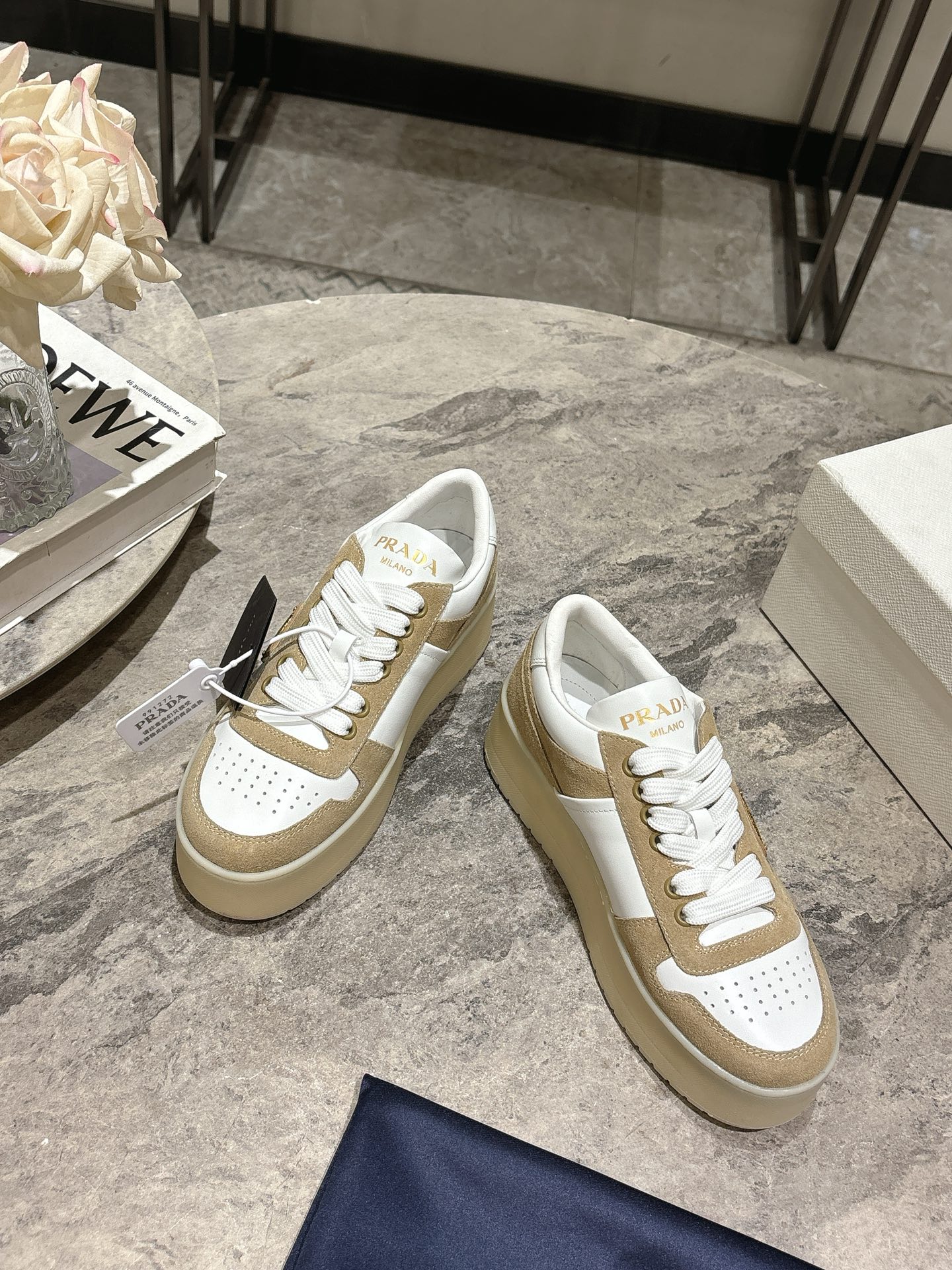 프라다(PRADA) 삼각 로고 플랫폼 스니커즈 신발