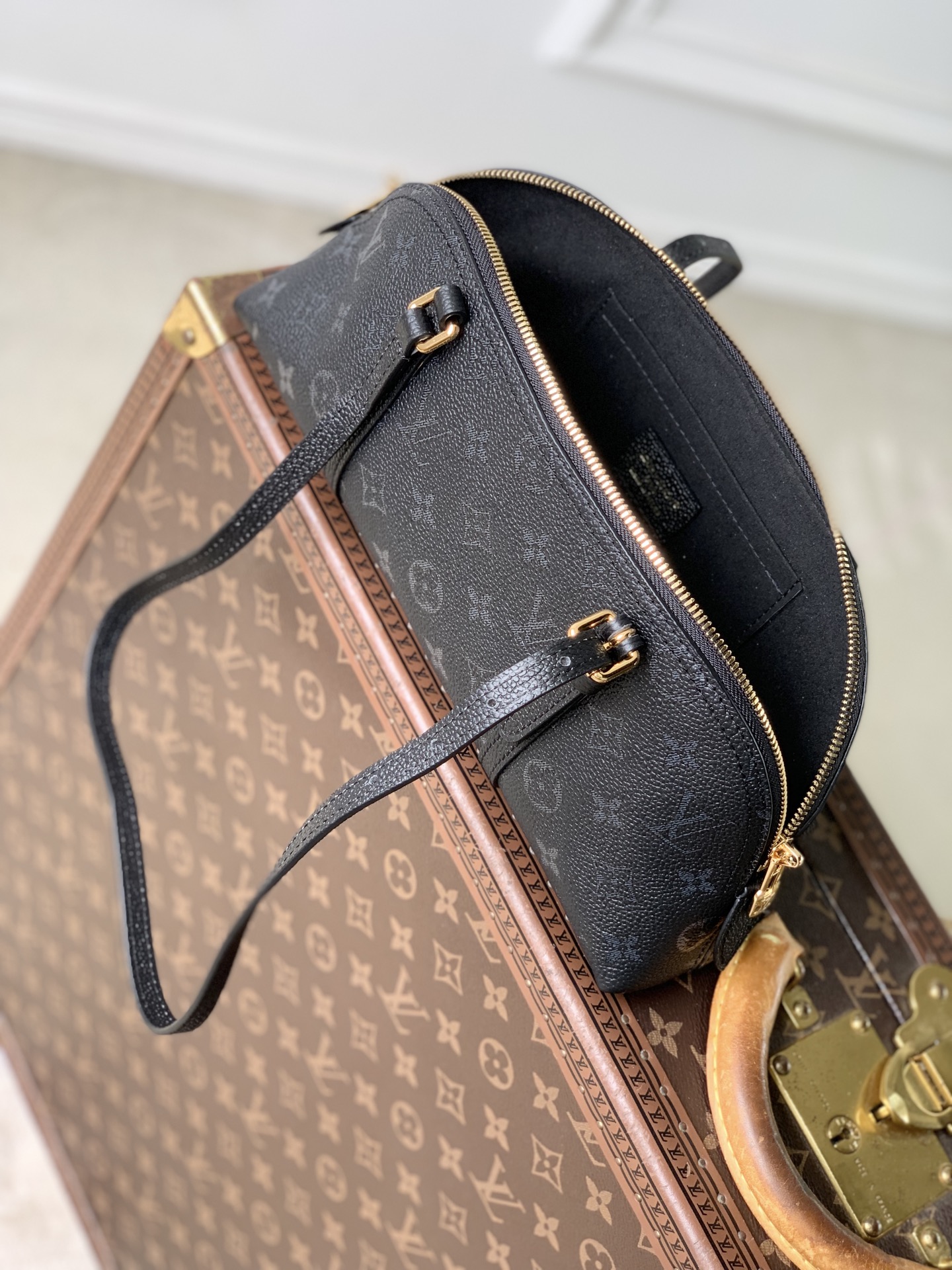 LOUIS VUITTON LV 루이비통 스콰이어 이스트-웨스트 백 (모노그램 잉크) 가방