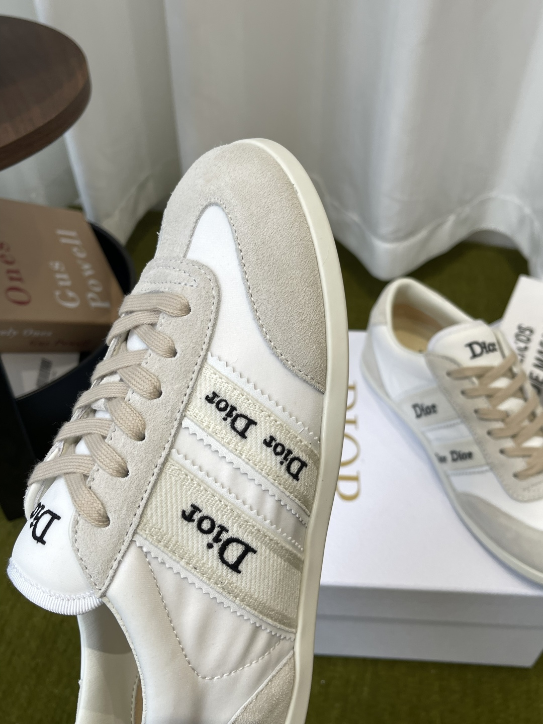 디올(DIOR) 리본 레터링 스웨이드 독일군 스니커즈 신발